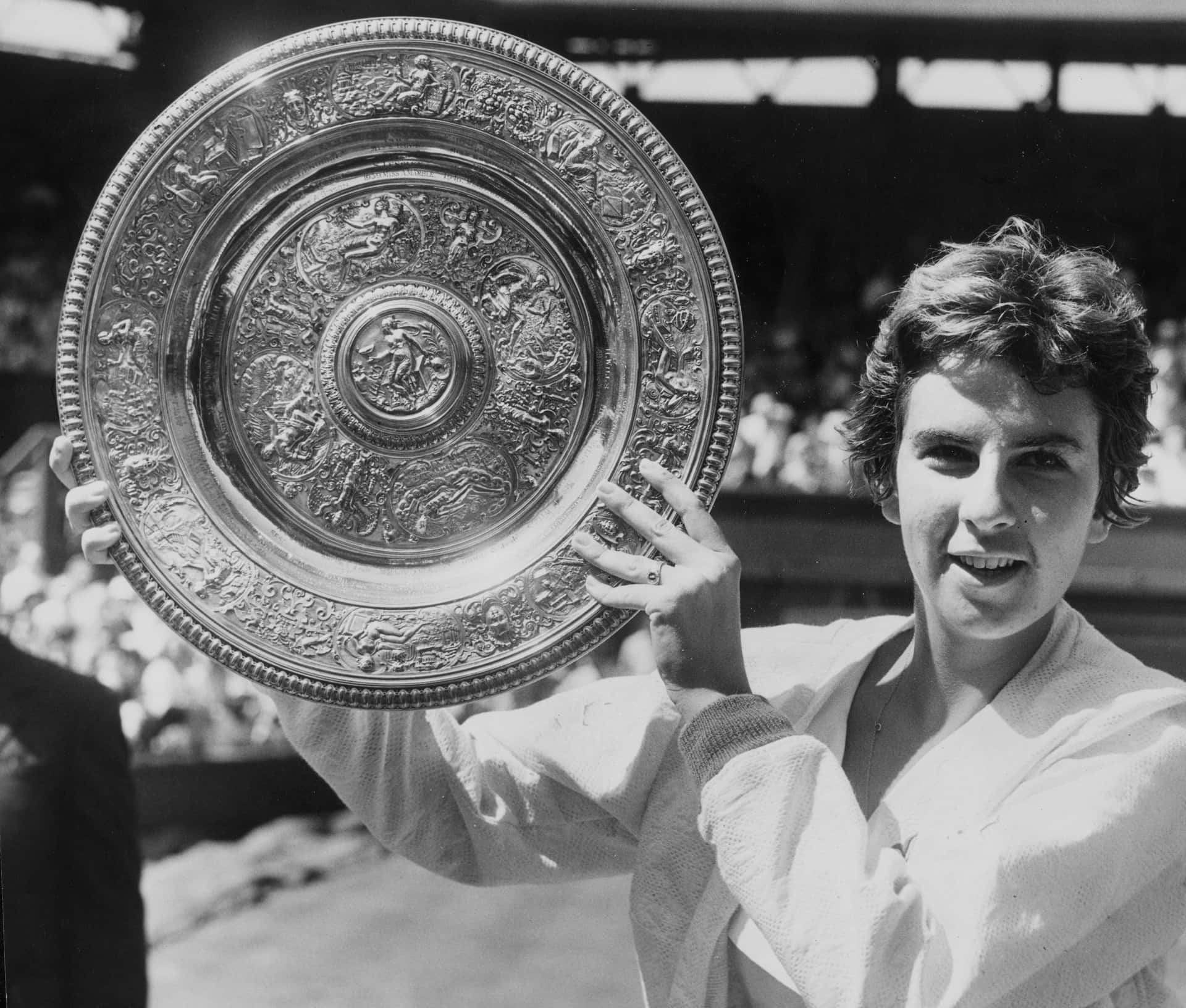Maria Bueno, legenden fra Wimbledon Tennis, lyser dette nostalgiske stribede retro tapet op. Wallpaper