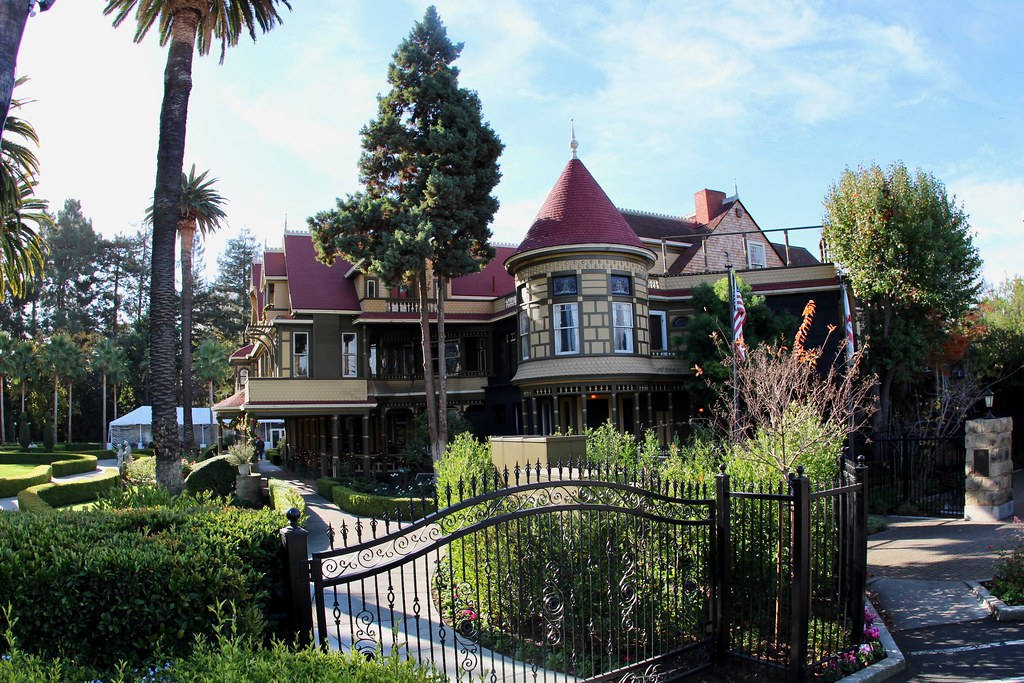 Winchester Mystery House Lawn Gate Wallpaper
