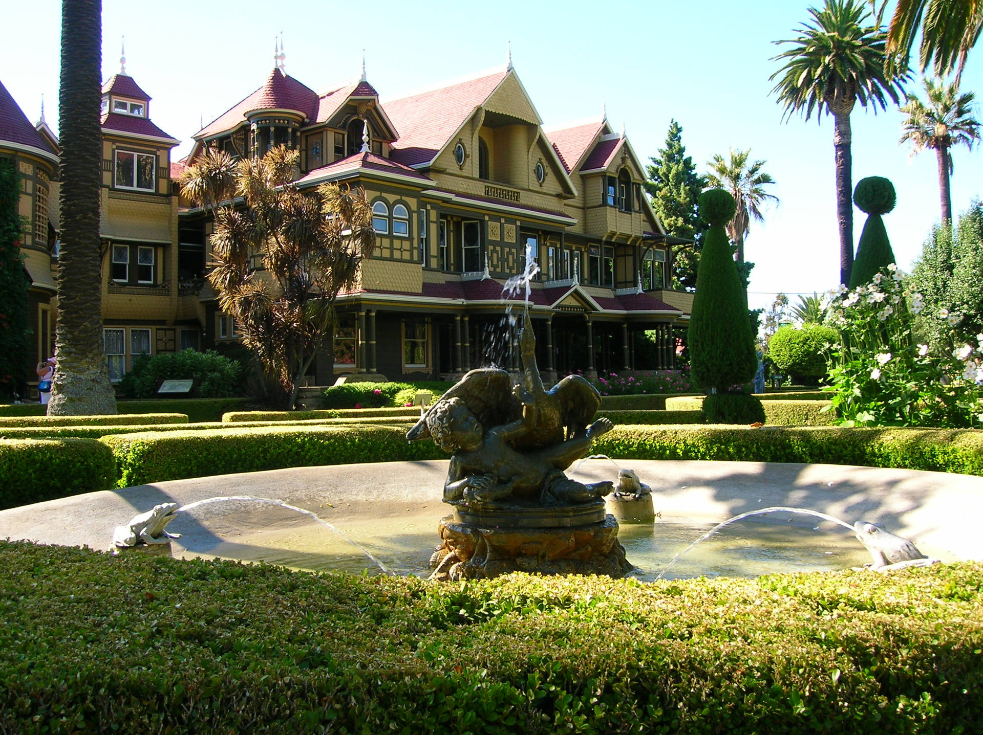 Winchester Mystery House Outdoor Fountain Background