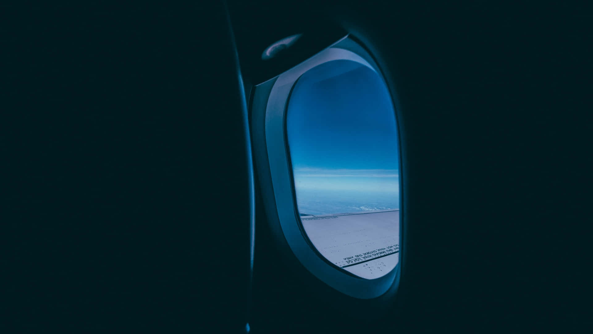 Ventanadentro Del Avión Mostrando Cielo Azul Fondo de pantalla