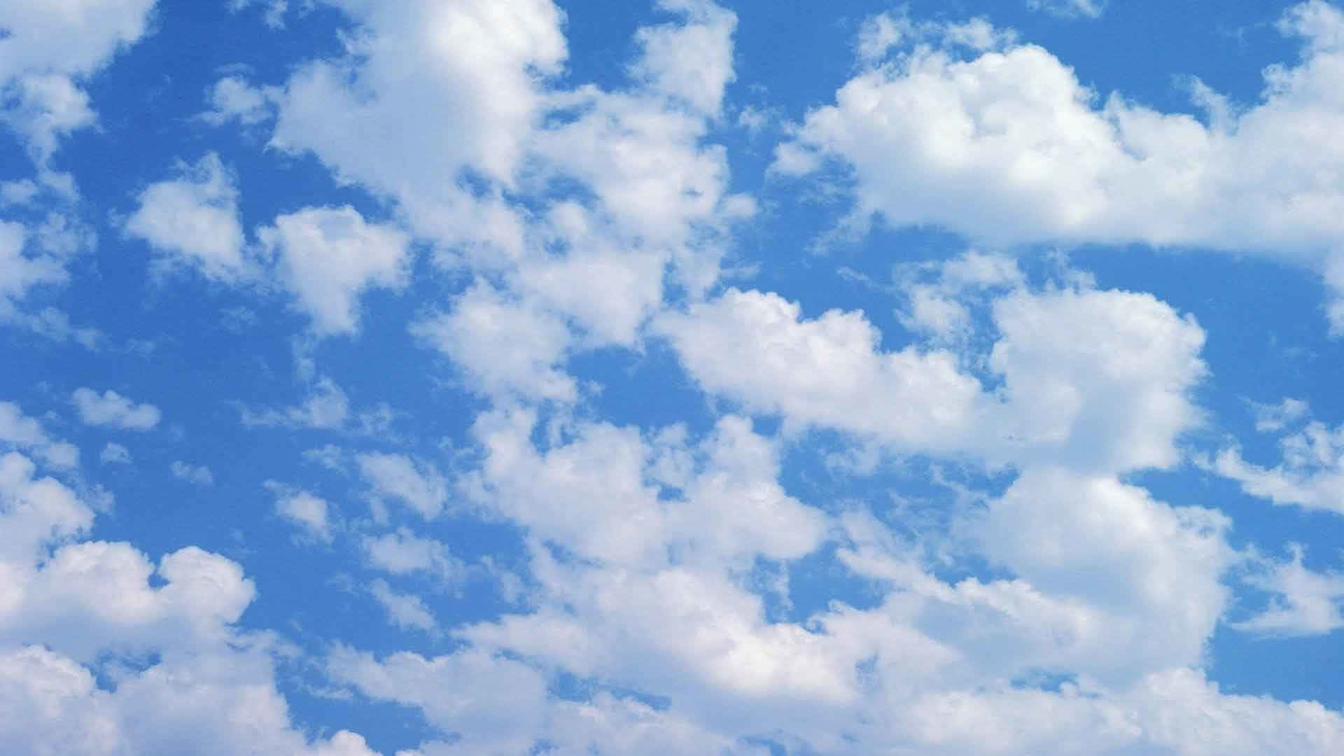 Enblå Himmel Med Vita Moln Och Ett Flygplan Som Flyger På Himlen