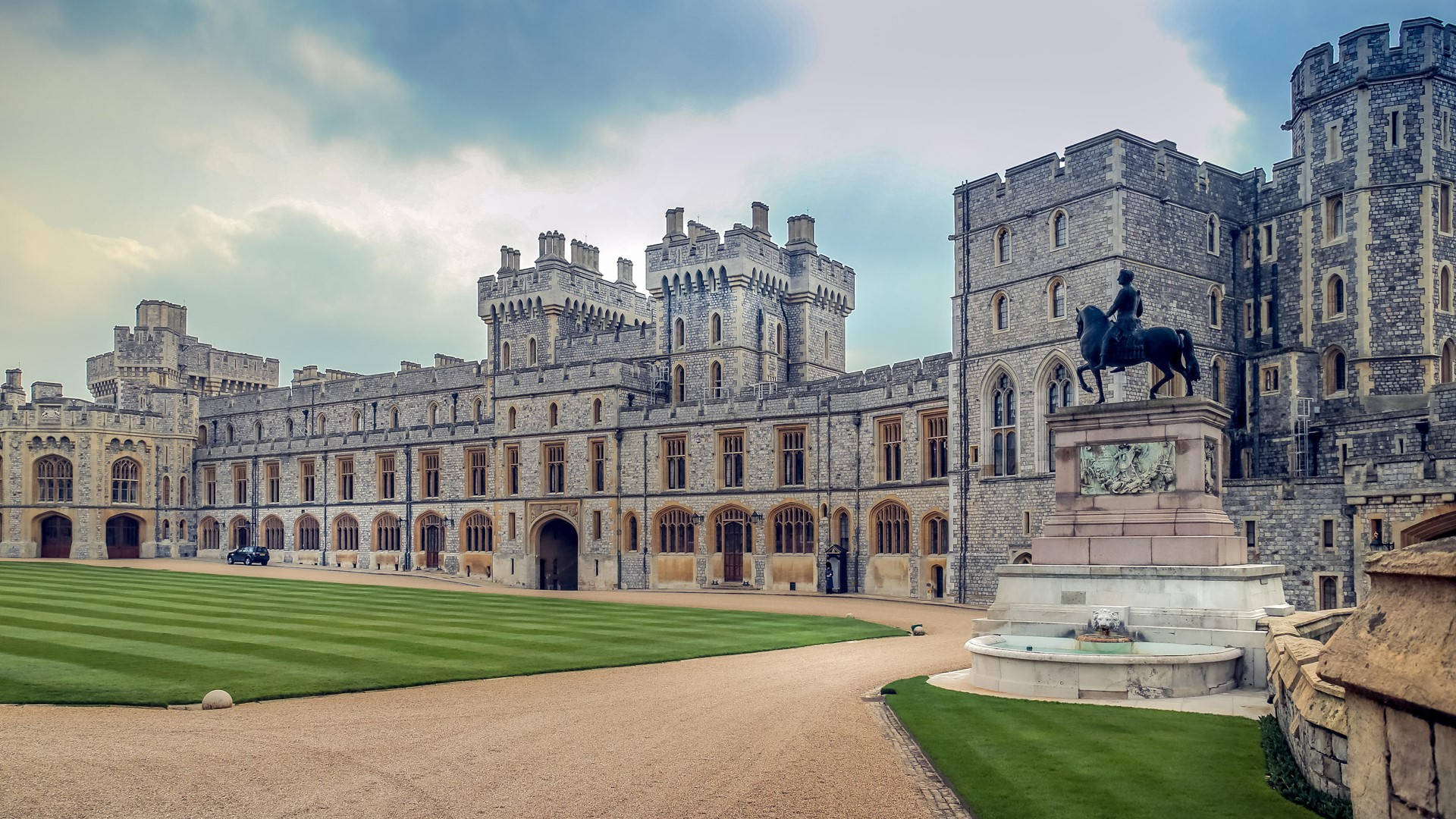 Windsor Castle Courtyard And Statue Wallpaper