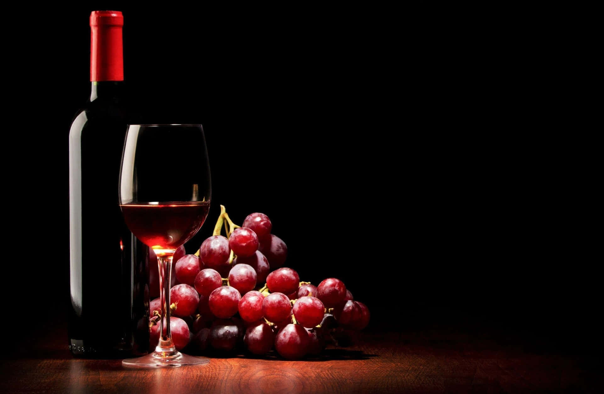 Einglas Kräftiger Rotwein, Perfekt Für Einen Entspannten Abend.
