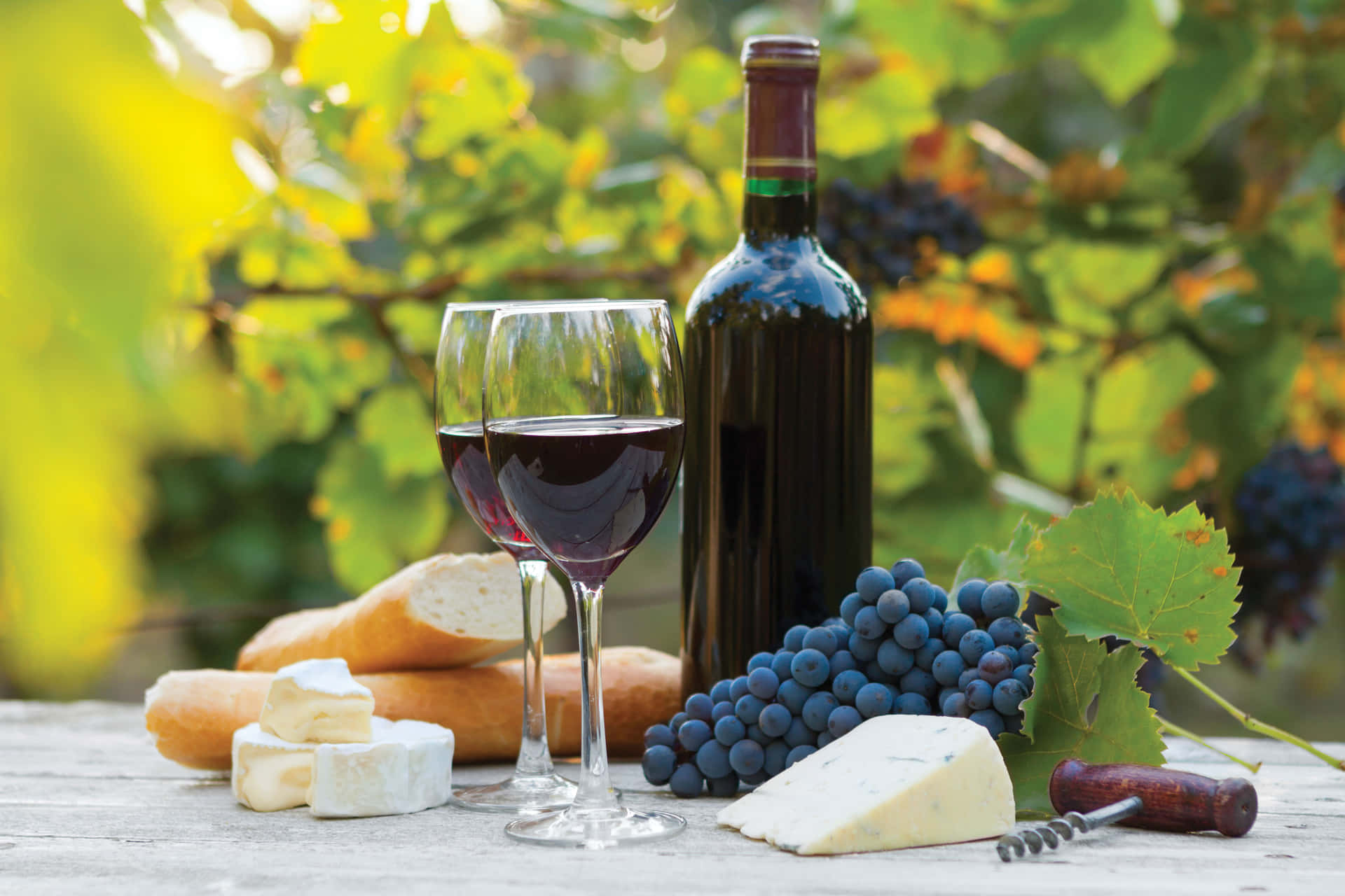 Einerhebendes Toast Auf Den Feierlichen Anlass: Das Kostbare Moment Des Genießens Eines Glases Wein Einfangen.