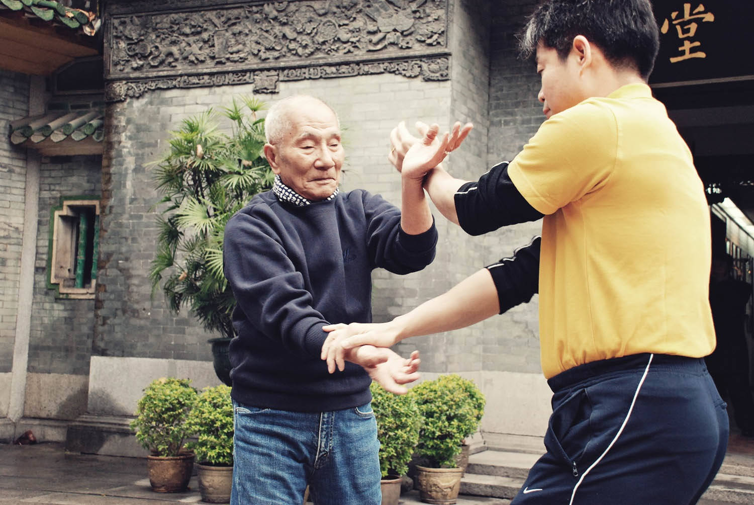Lapotenza Delle Arti Marziali Wing Chun In Azione Sfondo