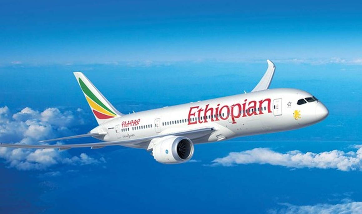 Volandoen El Avión De Ethiopian Airlines. Fondo de pantalla