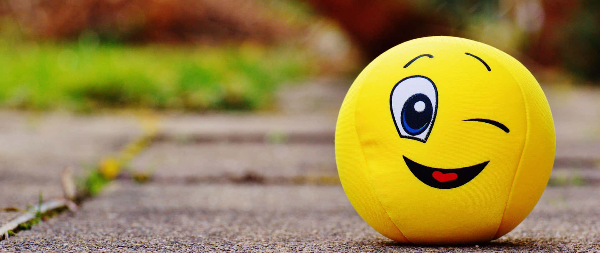 Winking Emoji Ballon Pavement Wallpaper
