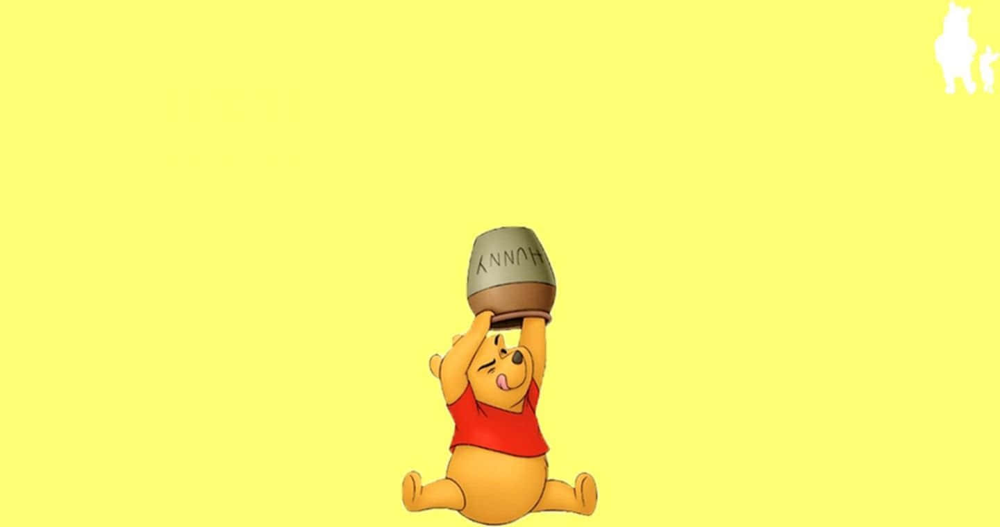¡relájateal Finalizar Tu Día Con Winnie The Pooh En Tu Computadora Portátil! Fondo de pantalla