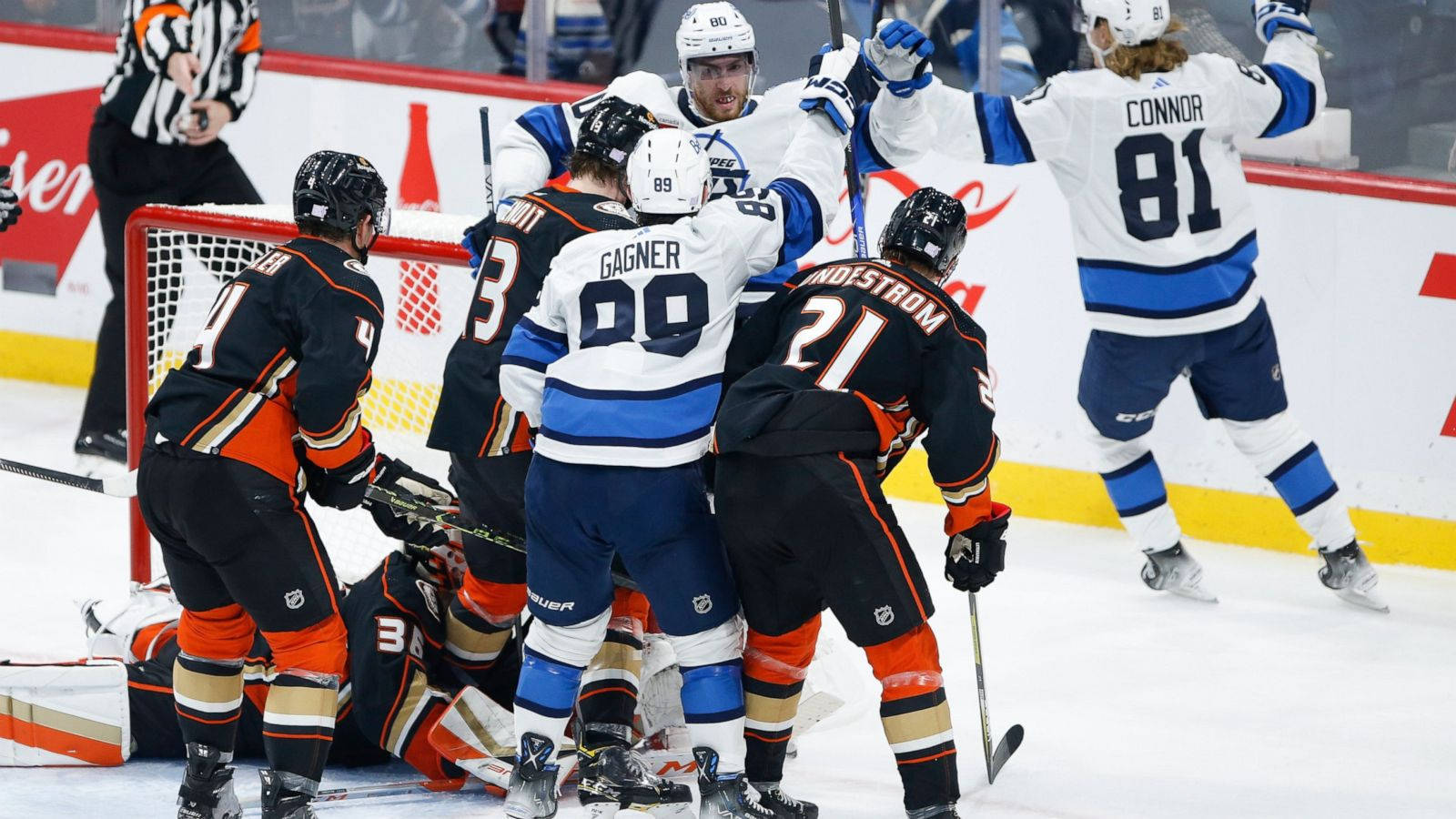 Winnipeg Jets Kyle Connor team sejr over Anaheim Ducks højdepunkt ramme Wallpaper