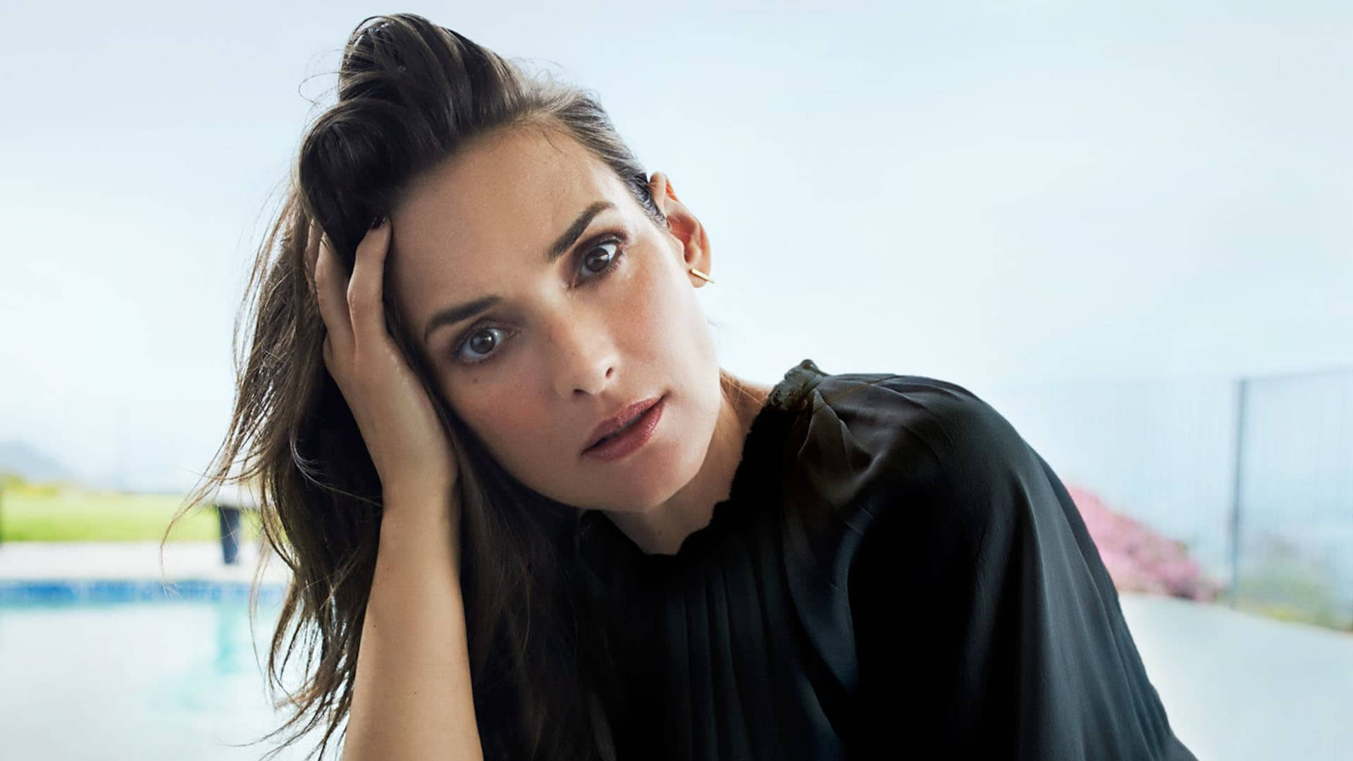 Winona Ryder's Exquisite Natural Beauty Wallpaper