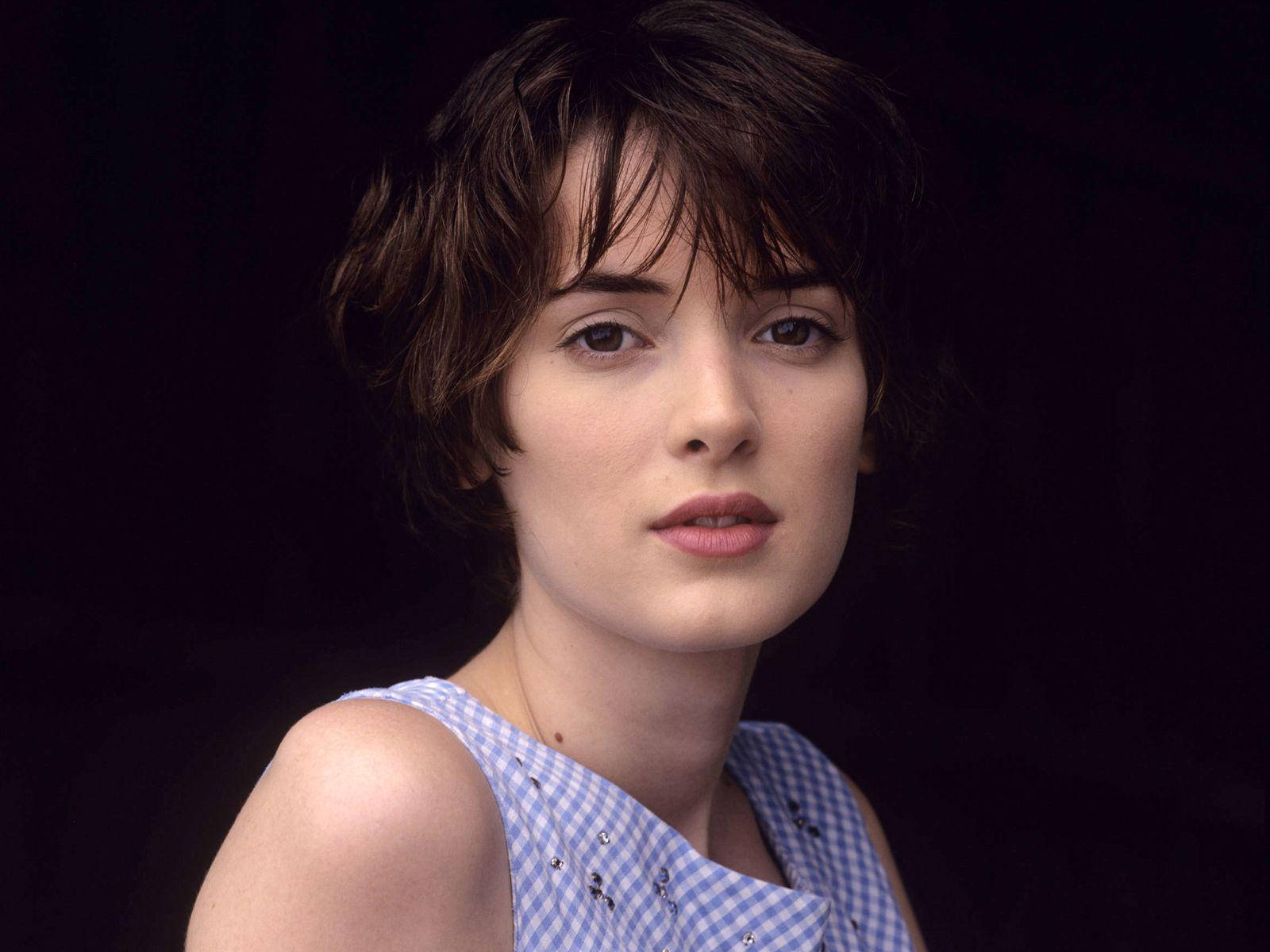 Winona Ryder Sultry Stare Wallpaper