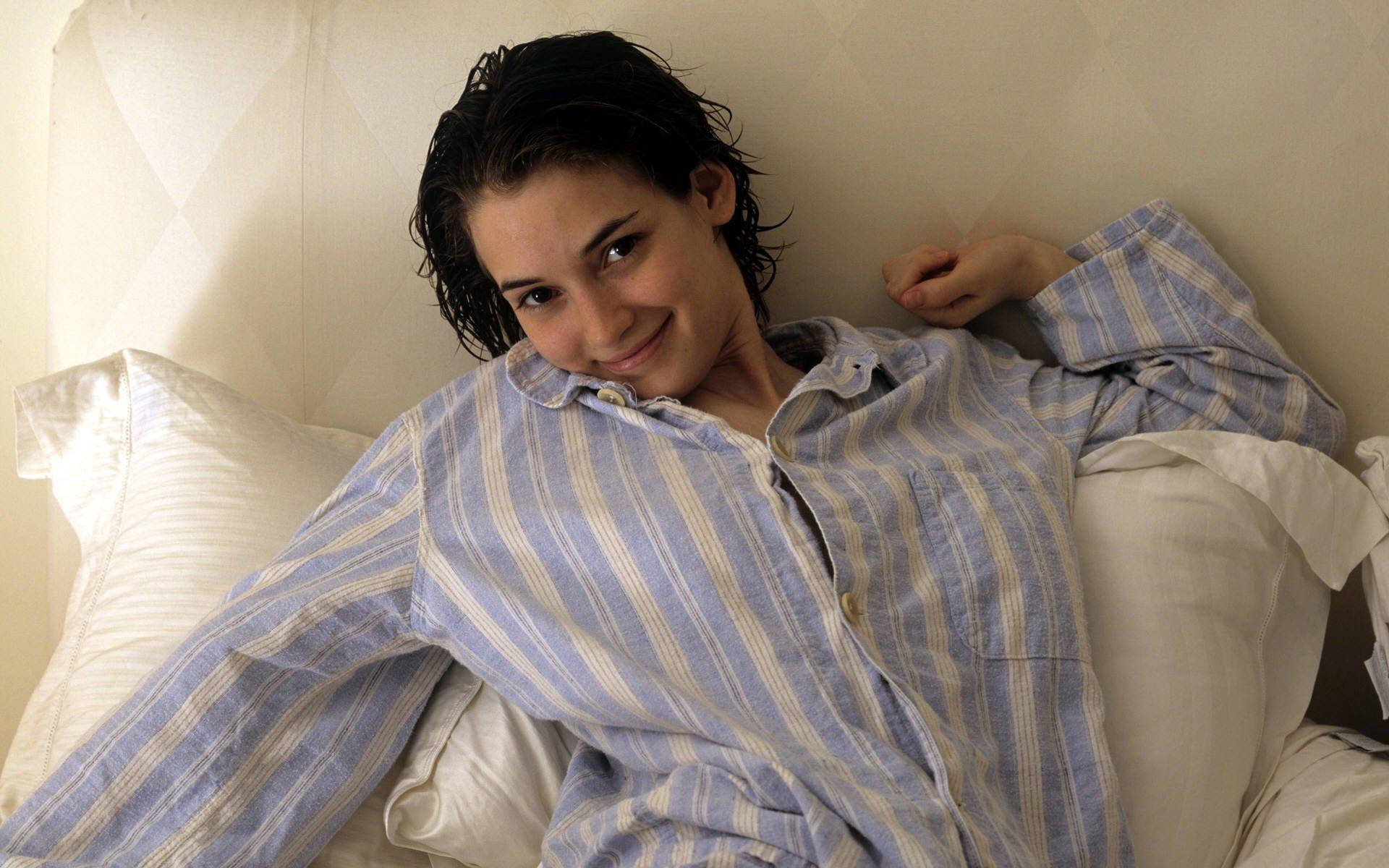 Winona Ryder Wearing Pajamas Wallpaper