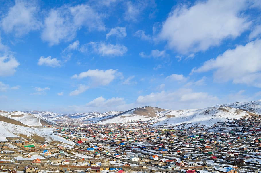 Vinter i Ulaanbaatar, Mongolias hovedstad: En klar, mørk himmel dækket af snebelagte bjergtoppe, der bølger mod horisonten. Wallpaper