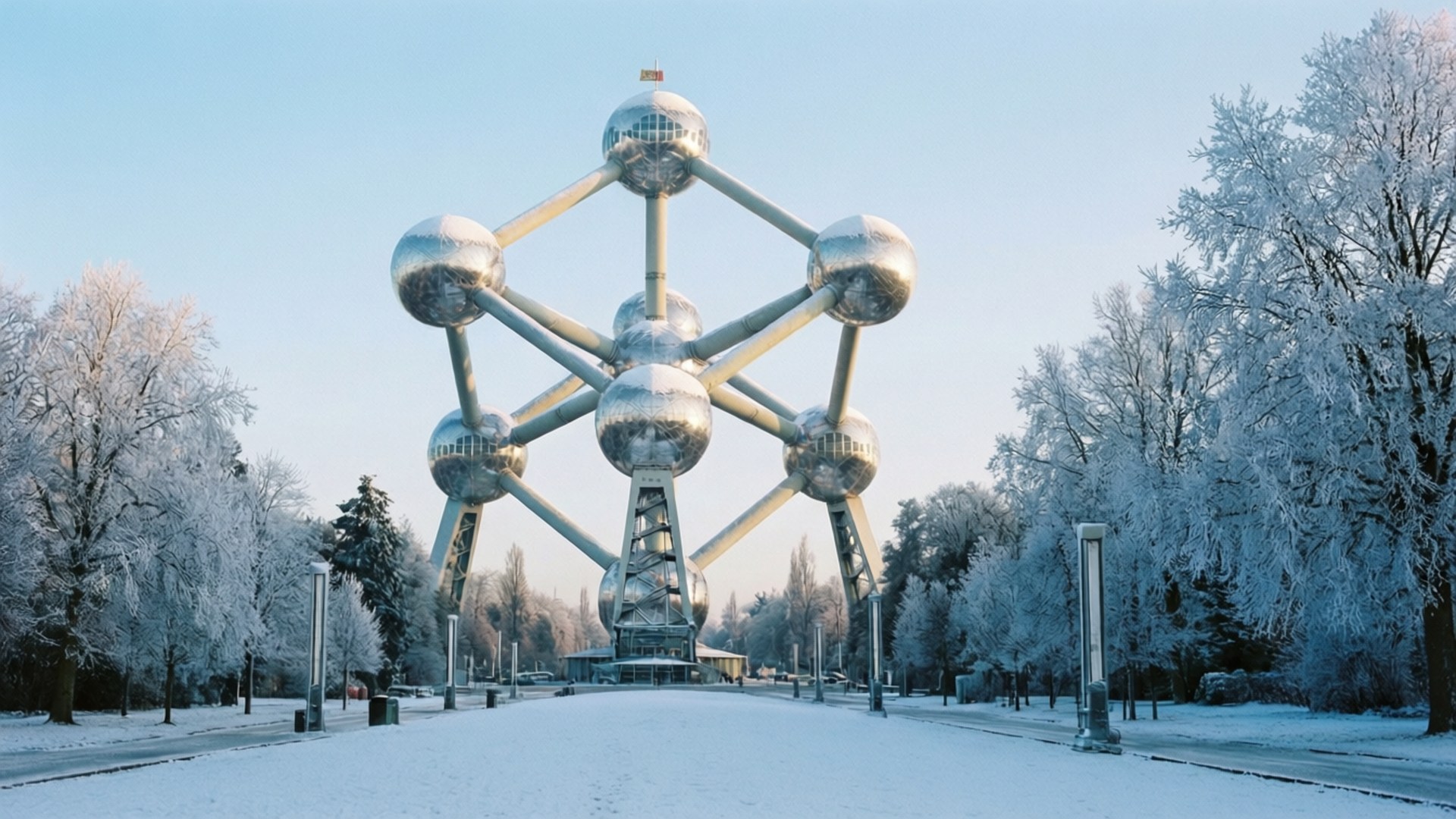 Musim Dingin Atomium Wallpaper