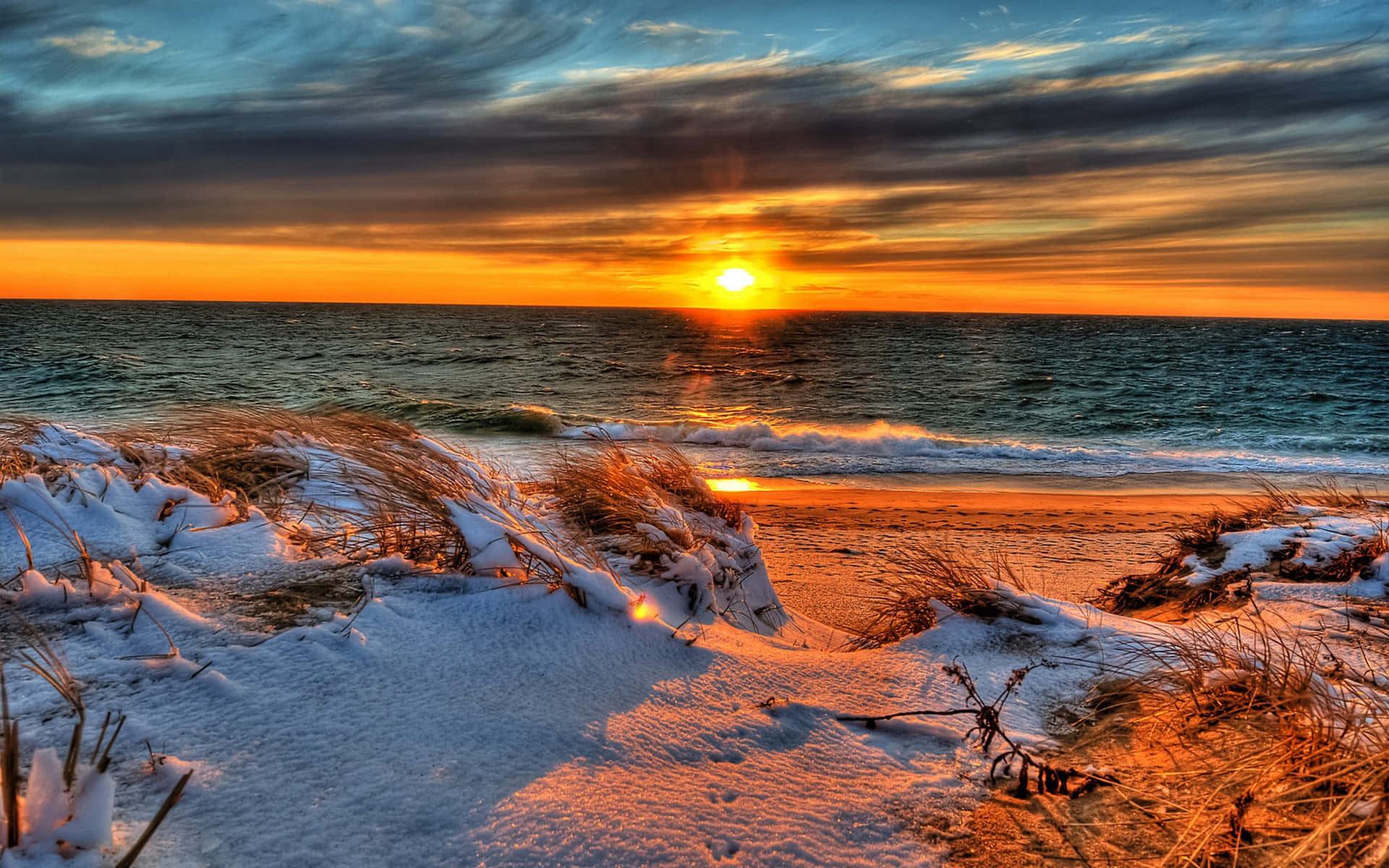 Unpaisaje Invernal De Una Playa Nevada Con Un Hermoso Mar Congelado Fondo de pantalla