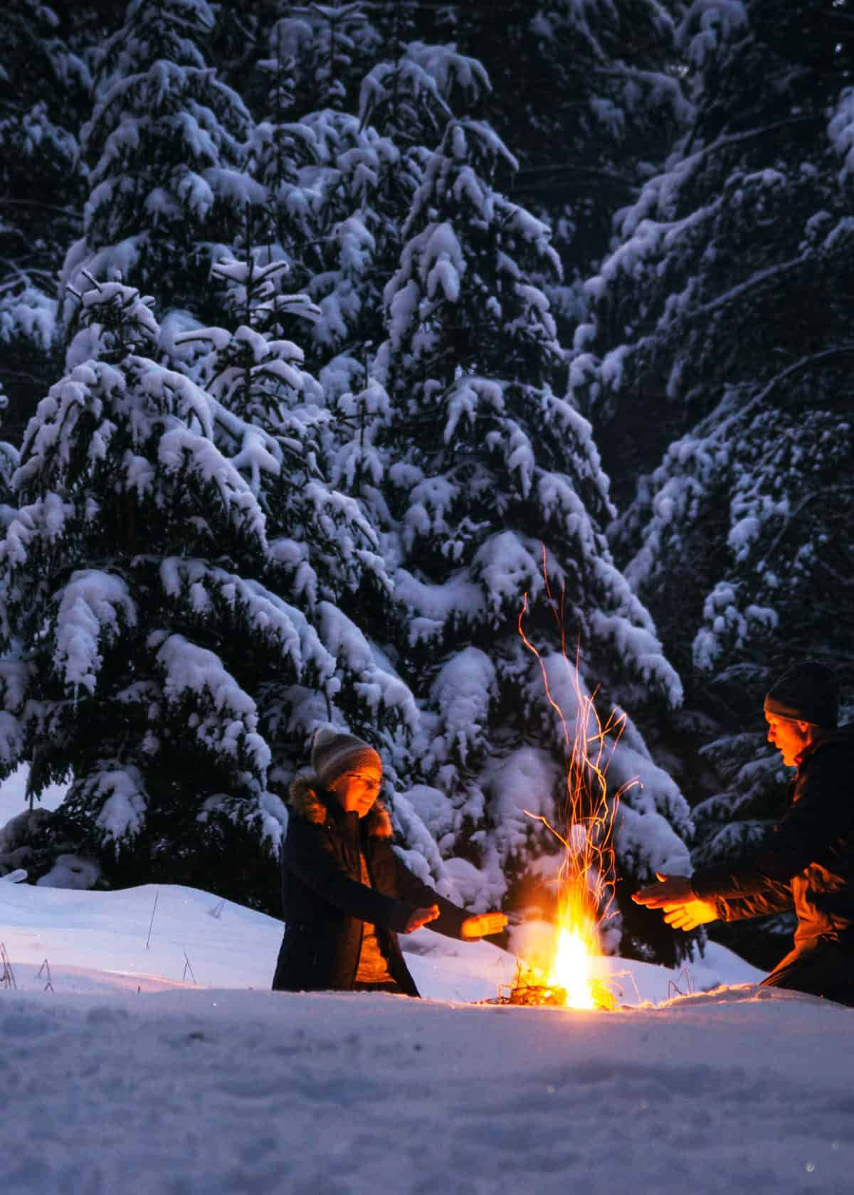 Winter Camping In Een Sneeuwachtig Bos Achtergrond