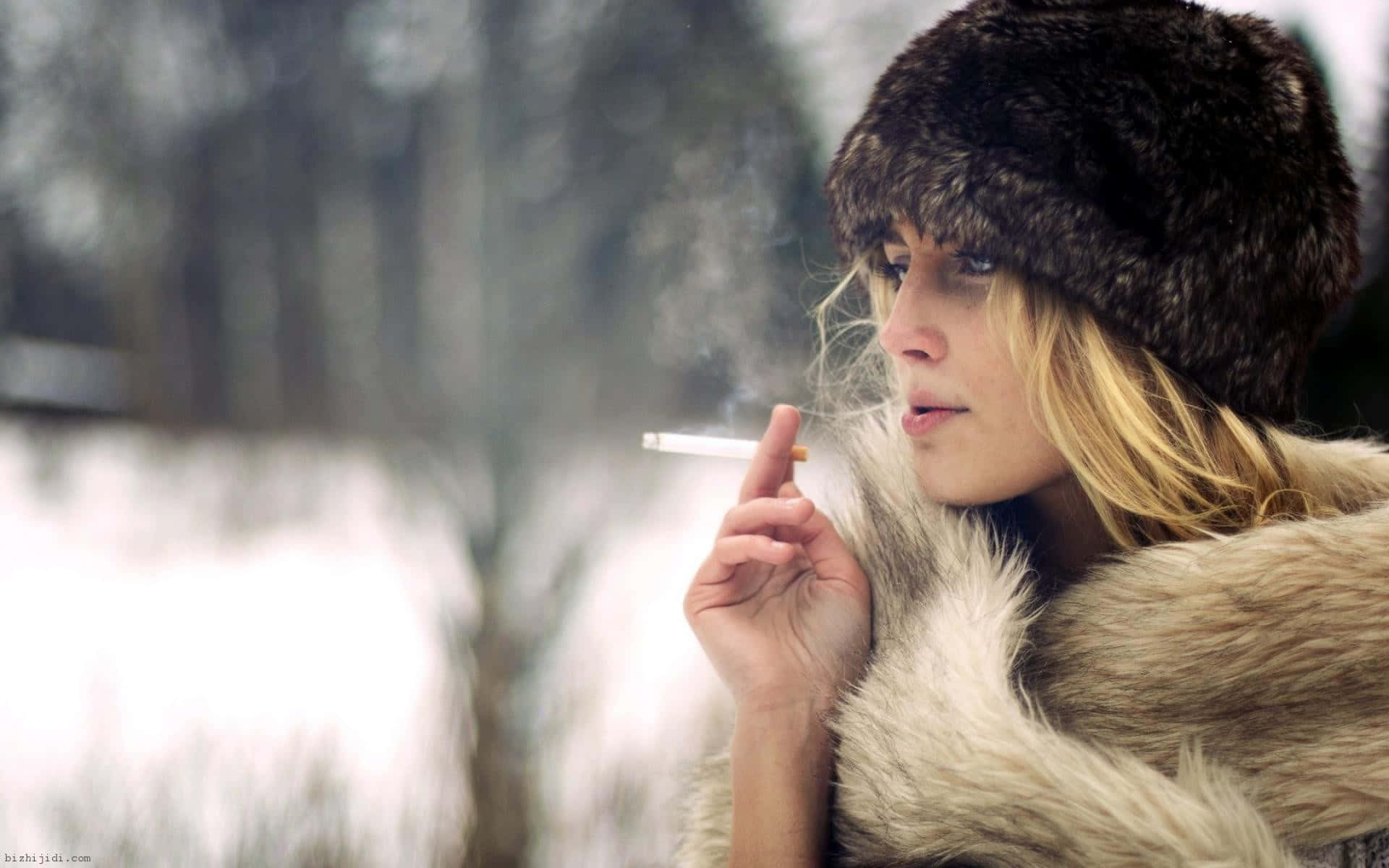 Roupade Inverno Garota Fumando. Papel de Parede