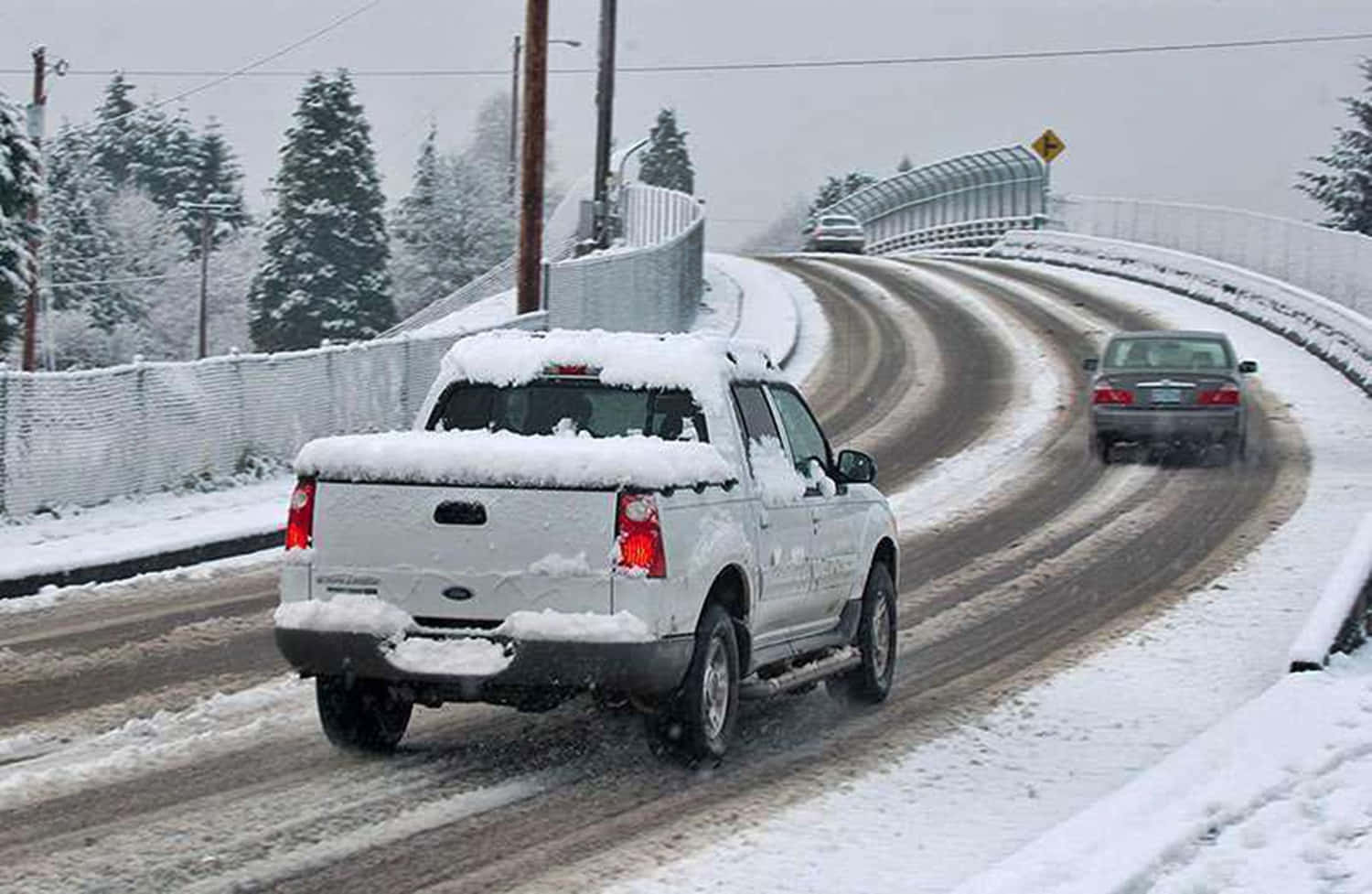 Conduite Hivernale Sur Une Route Enneigée Fond d'écran