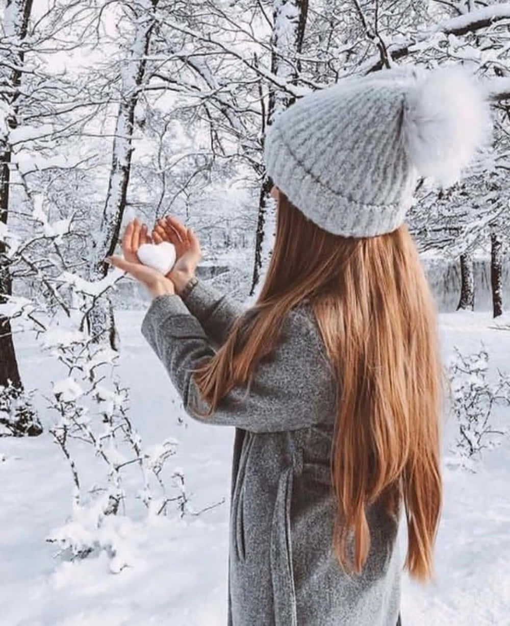 Stylish Winter Outfit for a Chic Look Wallpaper