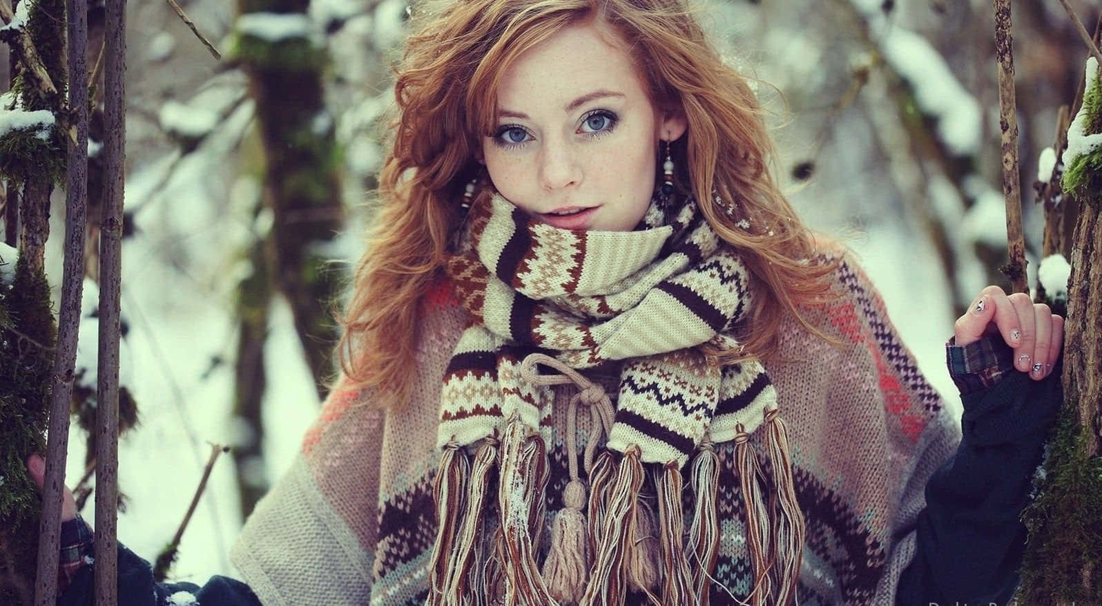 Stylish woman in winter outfit enjoying the snow Wallpaper