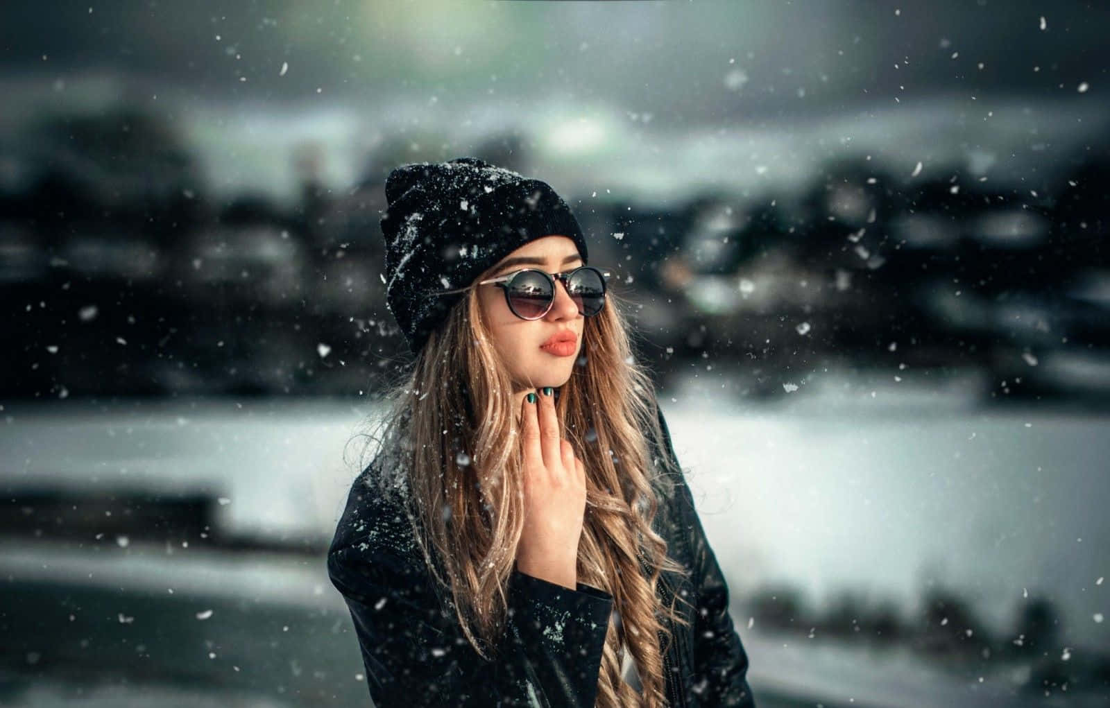 Winter Elegance: Woman Wearing Stylish Warm Outfit Wallpaper