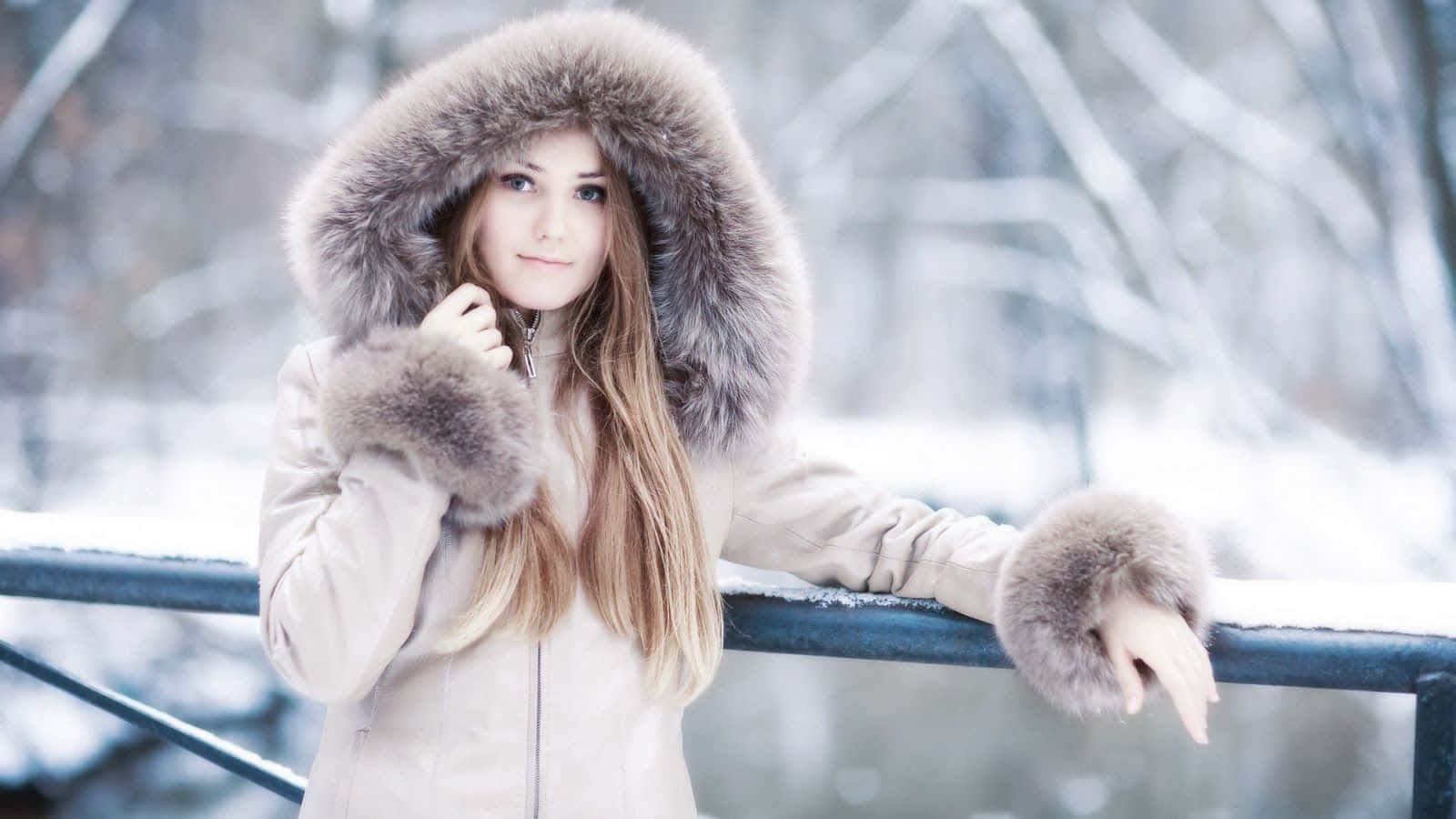Stylish woman wearing warm winter fashion clothing Wallpaper