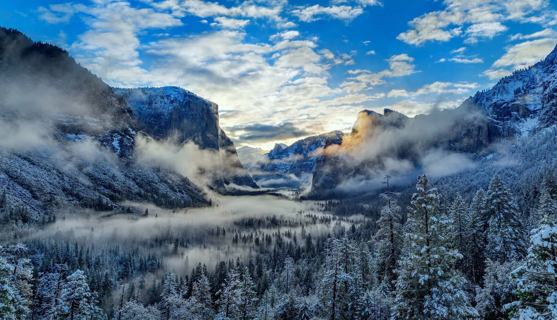 Montañascubiertas De Nieve Y Un Lago Prístino Ofrecen Vistas Impresionantes Del Invierno. Fondo de pantalla