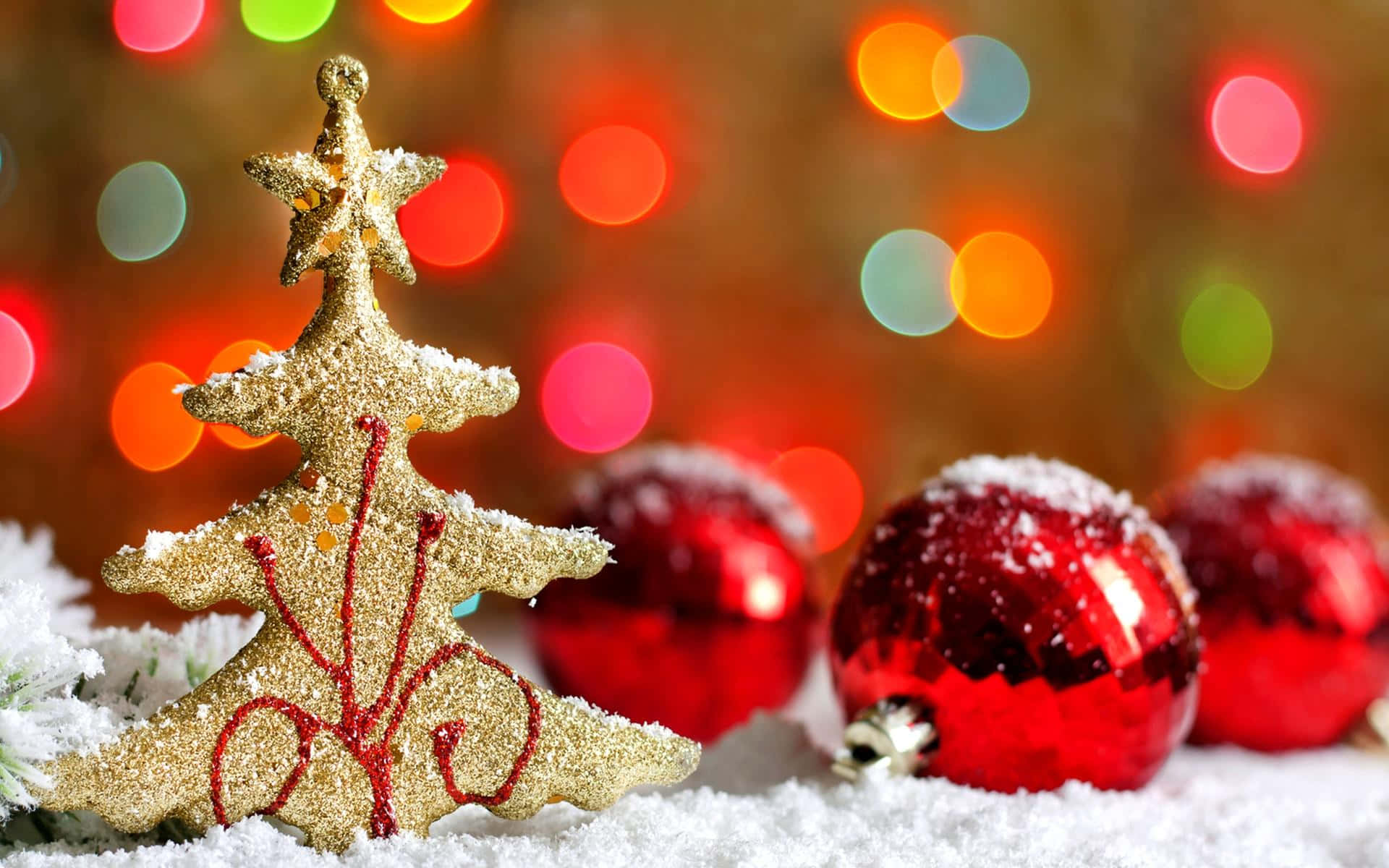Winterferienhintergrundbild Mit Roten Und Goldenen Weihnachtsornamenten Für Den Desktop Wallpaper