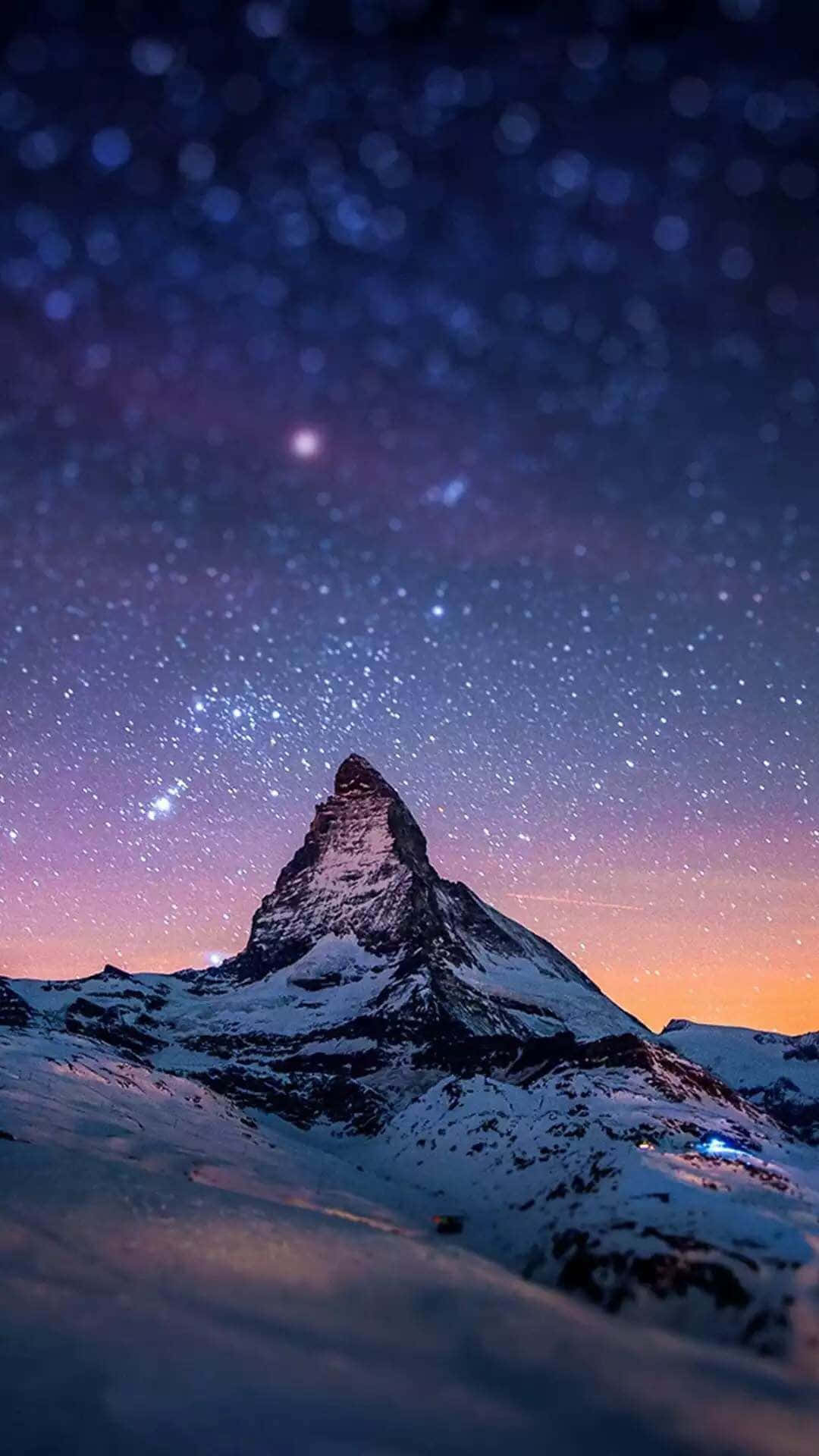 Eineverschneite Winterlandschaft Mit Bergen Und Bäumen Im Hintergrund, Mit Einem Iphone 6 Plus Im Vordergrund. Wallpaper