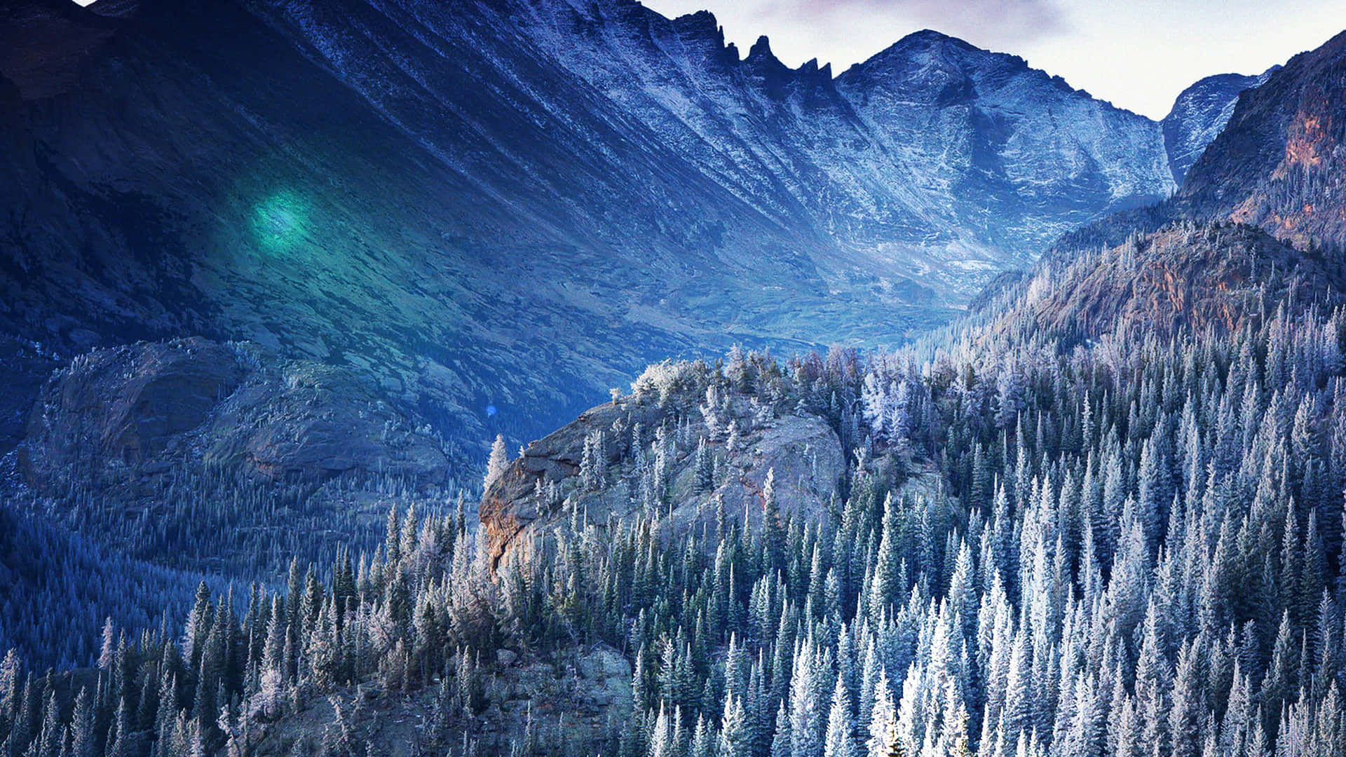 Unamontaña Con Árboles Fondo de pantalla