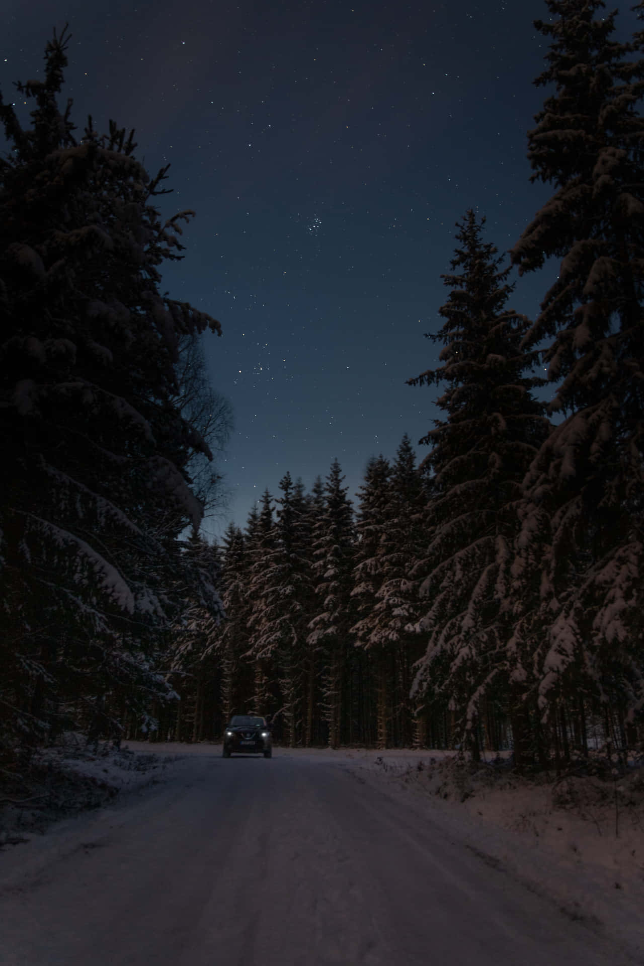 Einauto Fährt Auf Einer Schneebedeckten Straße Im Wald. Wallpaper
