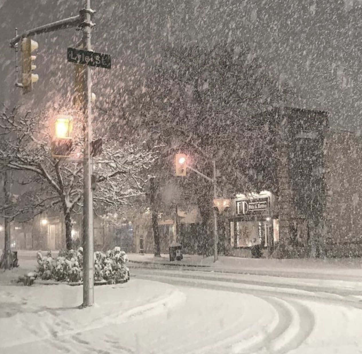 Hiver_nuit_neige_sur_rue_ville.jpg Fond d'écran