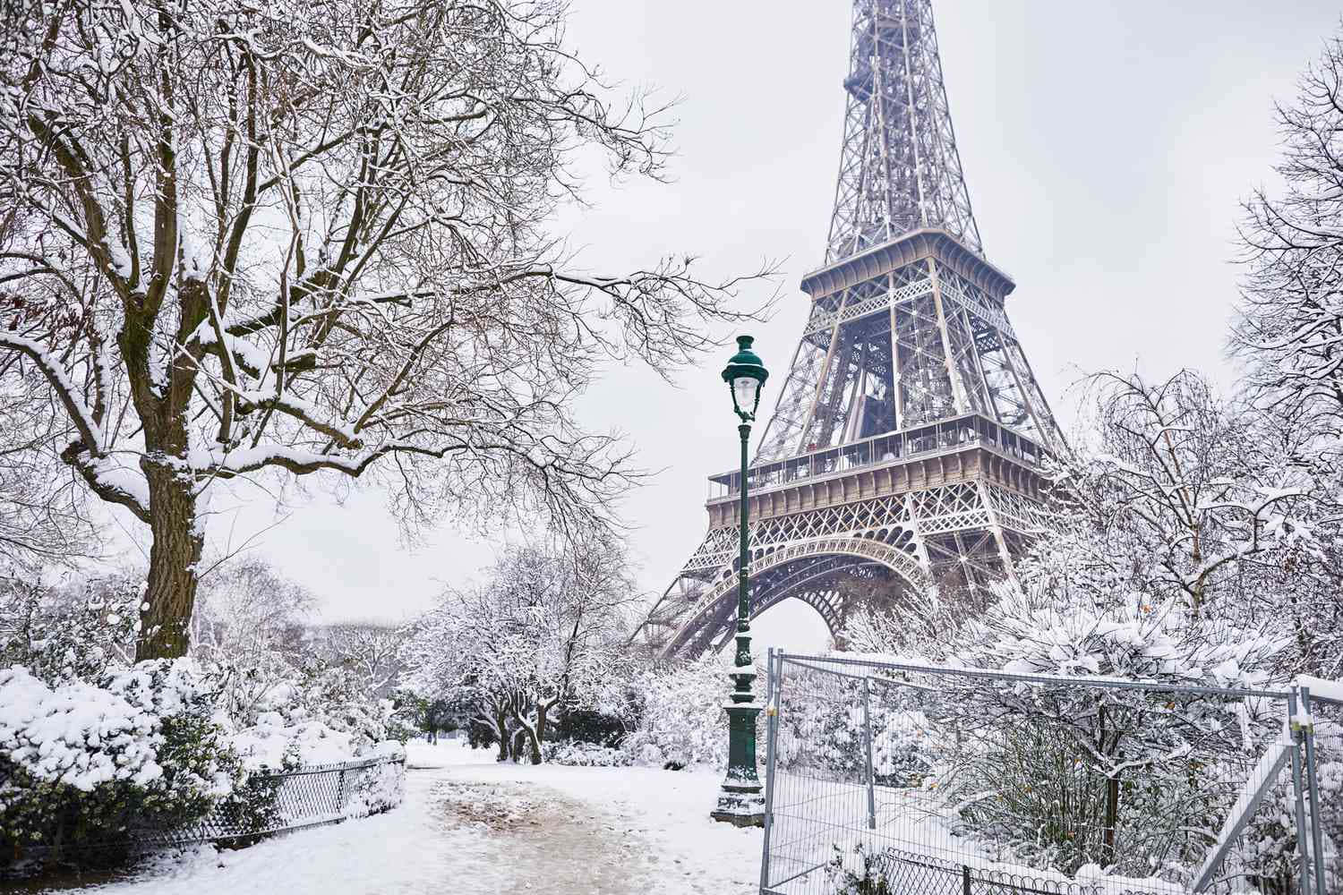 Vinterbildpå Eiffeltornet I Paris