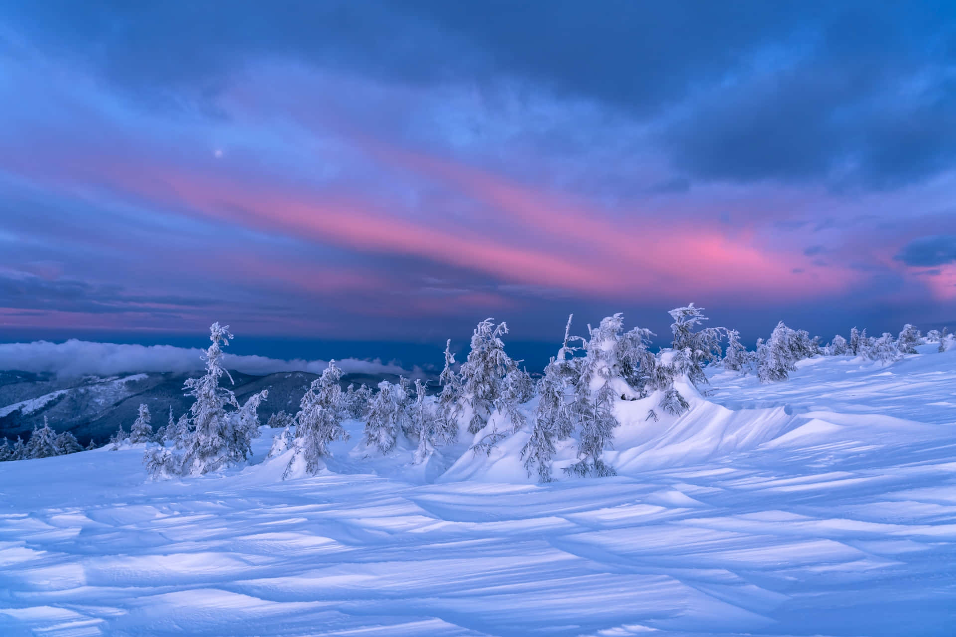 Unamontagna Coperta Di Neve Con Un Cielo Rosa