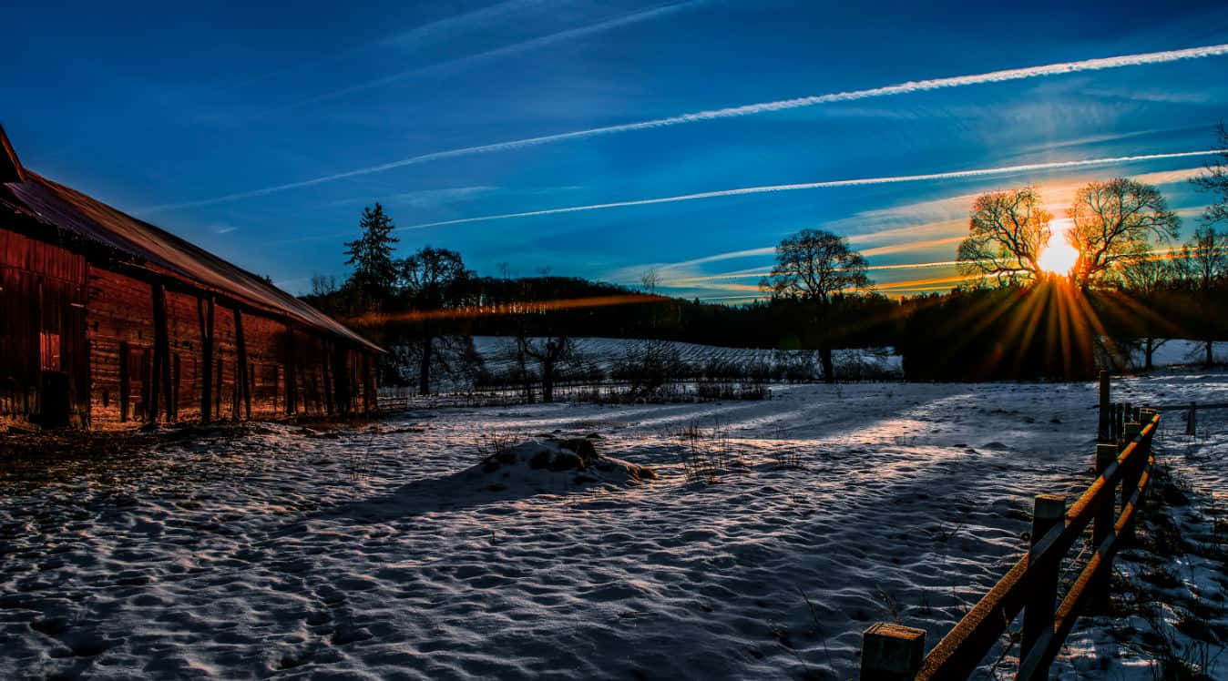 Lever De Soleil D'hiver Sur Une Grange À Jönköping, Suède Fond d'écran