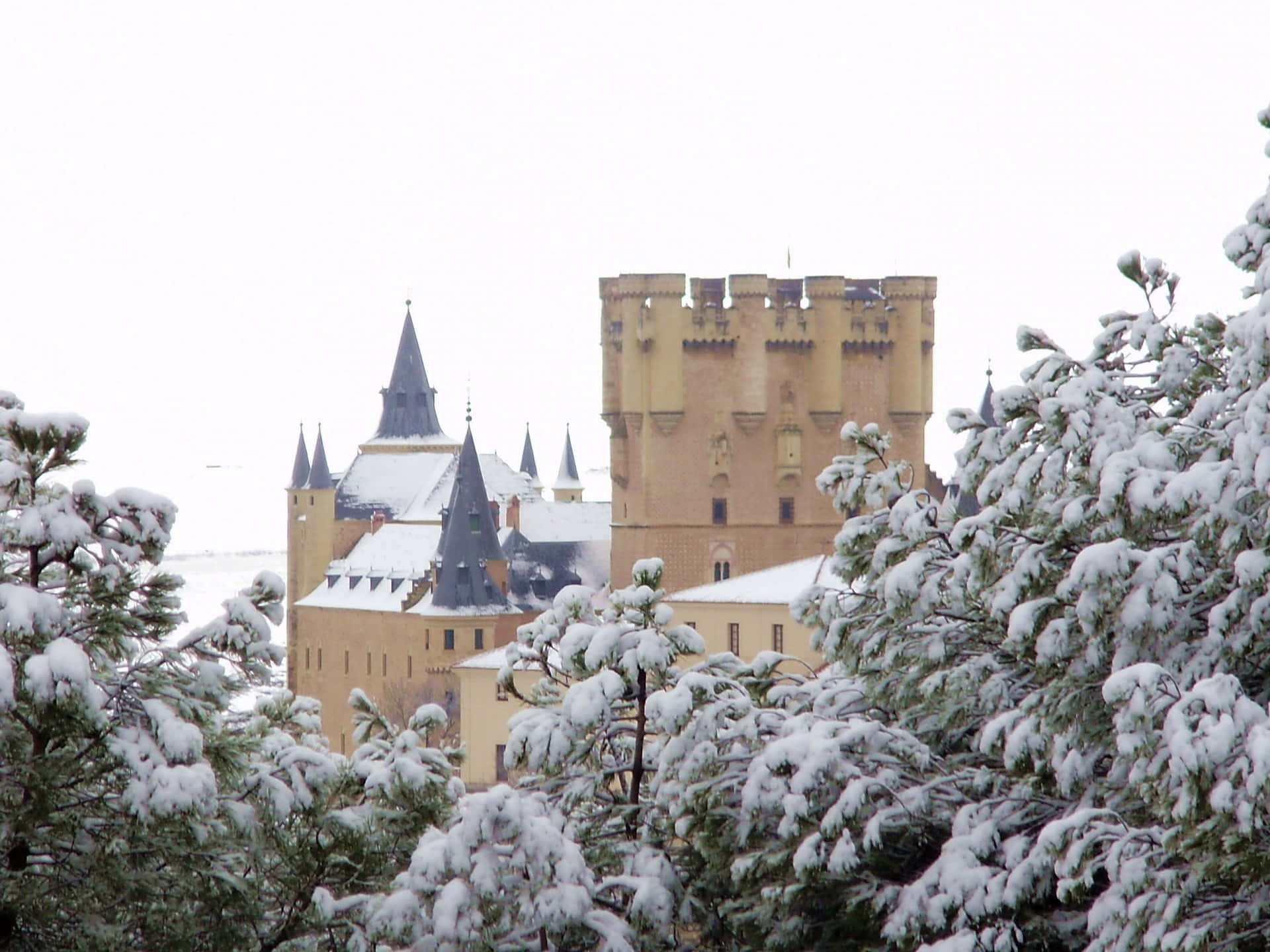 Winter Time At Segovia Castle Wallpaper