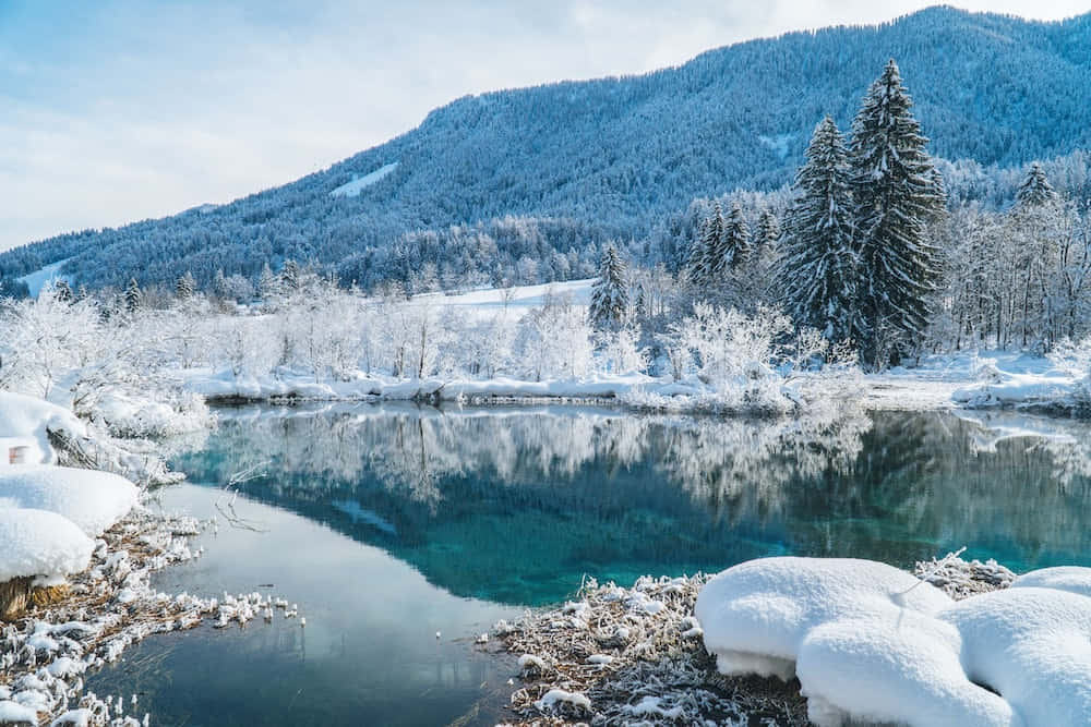 Immaginedi Un Lago Innevato In Un Meraviglioso Paesaggio Invernale