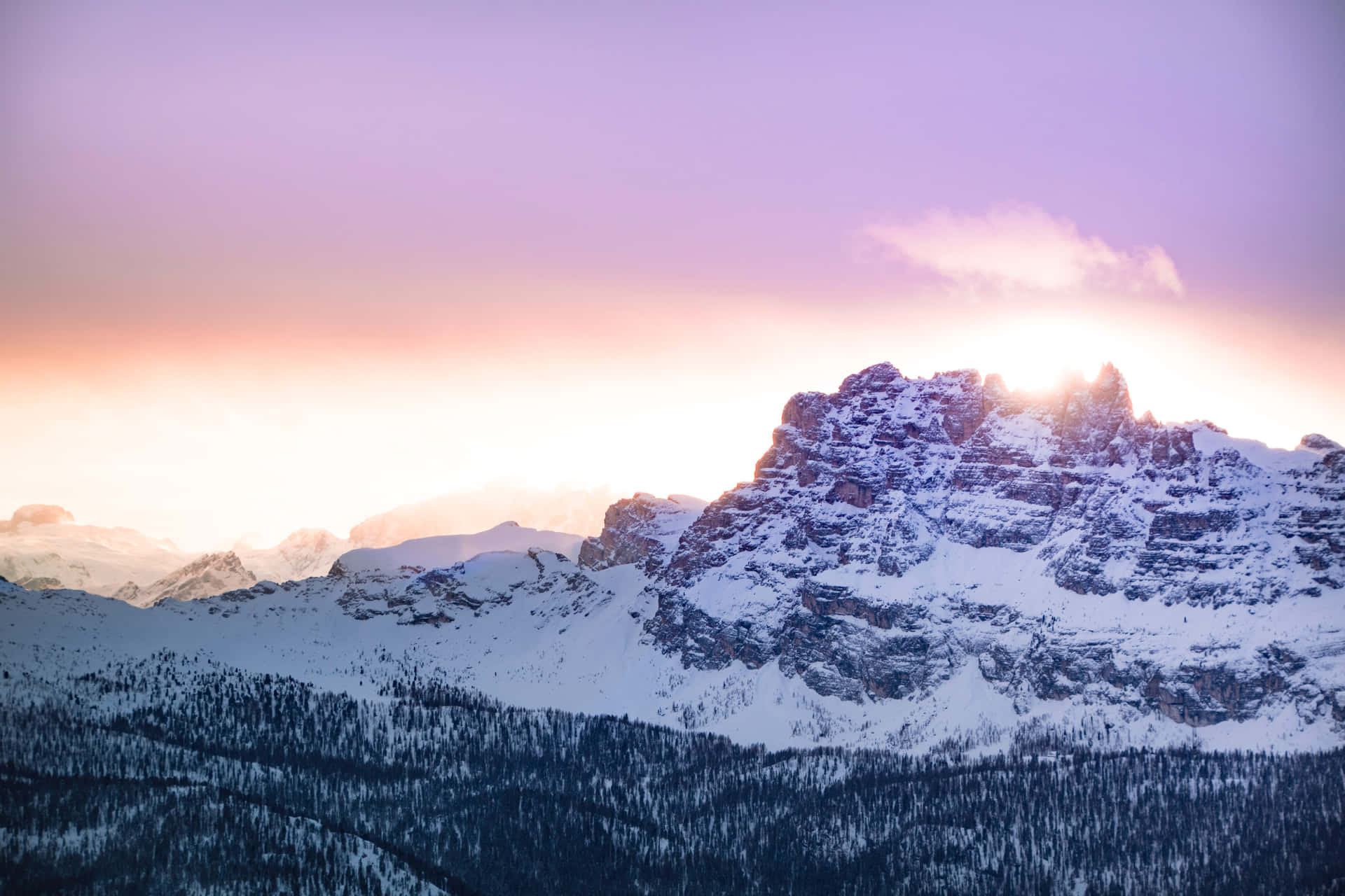 Imagende Una Puesta De Sol En Las Montañas De Un Mundo Invernal.