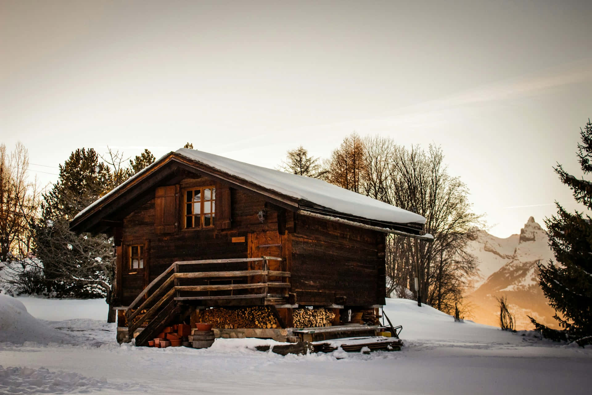 Winter Houten Cabin Zonsondergang Achtergrond