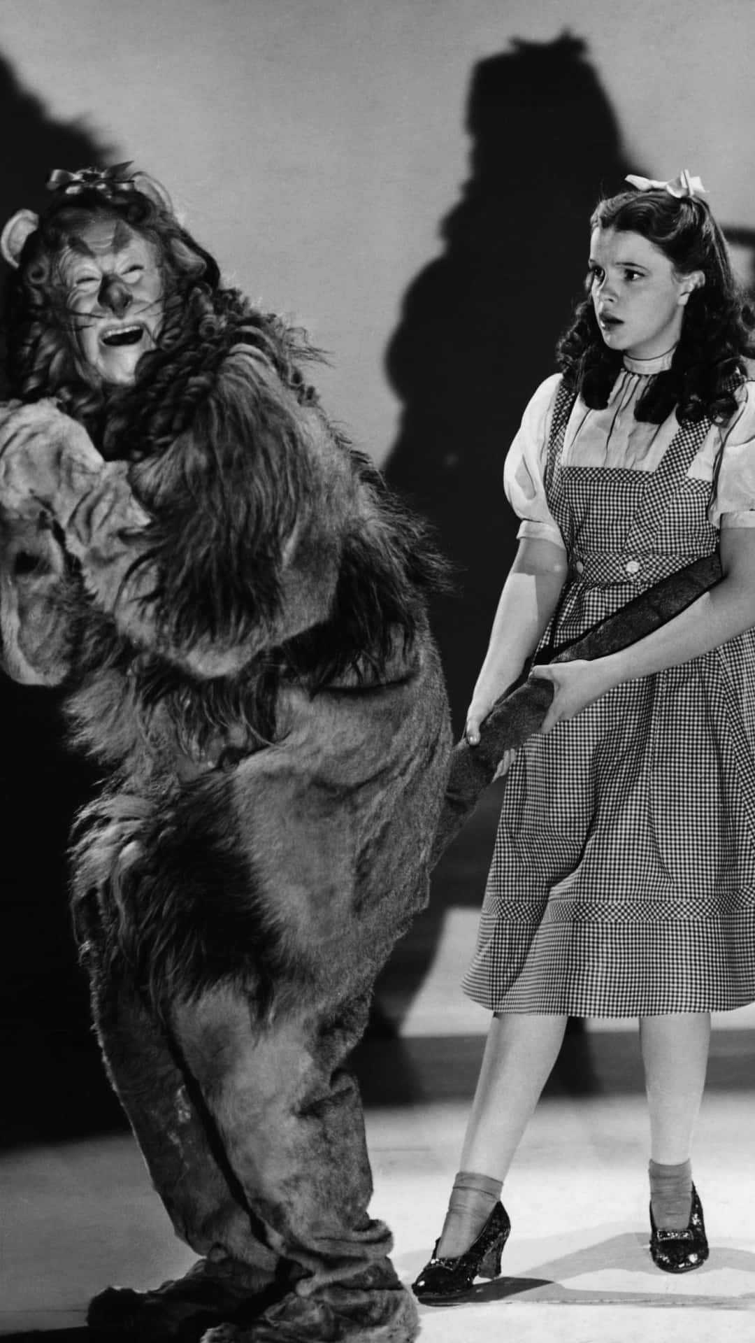 Scene - Tryllekunstner fra Oz Dorothy og løve Scene Wallpaper