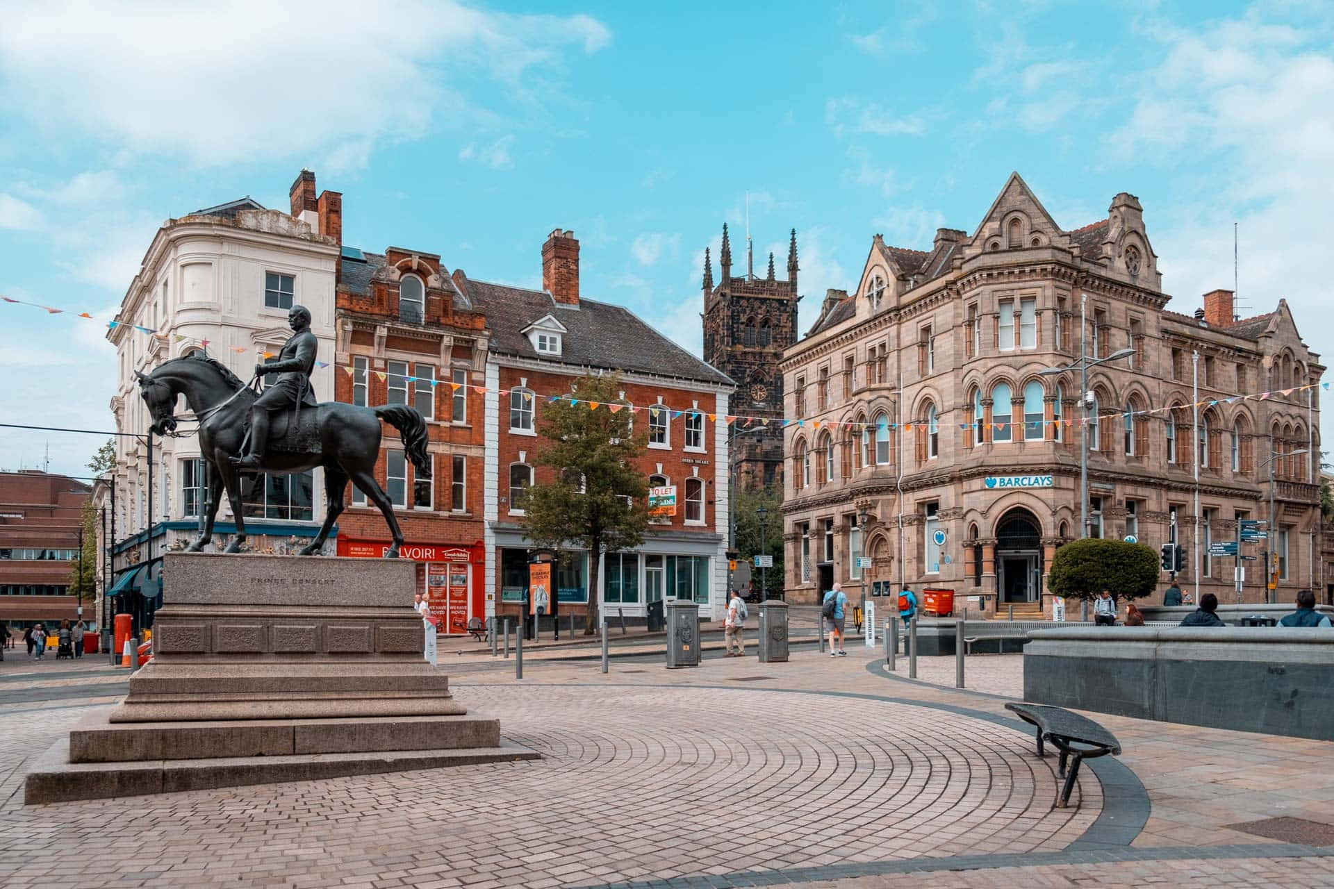 Centre-ville De Wolverhampton Avec Statue Et Architecture Fond d'écran