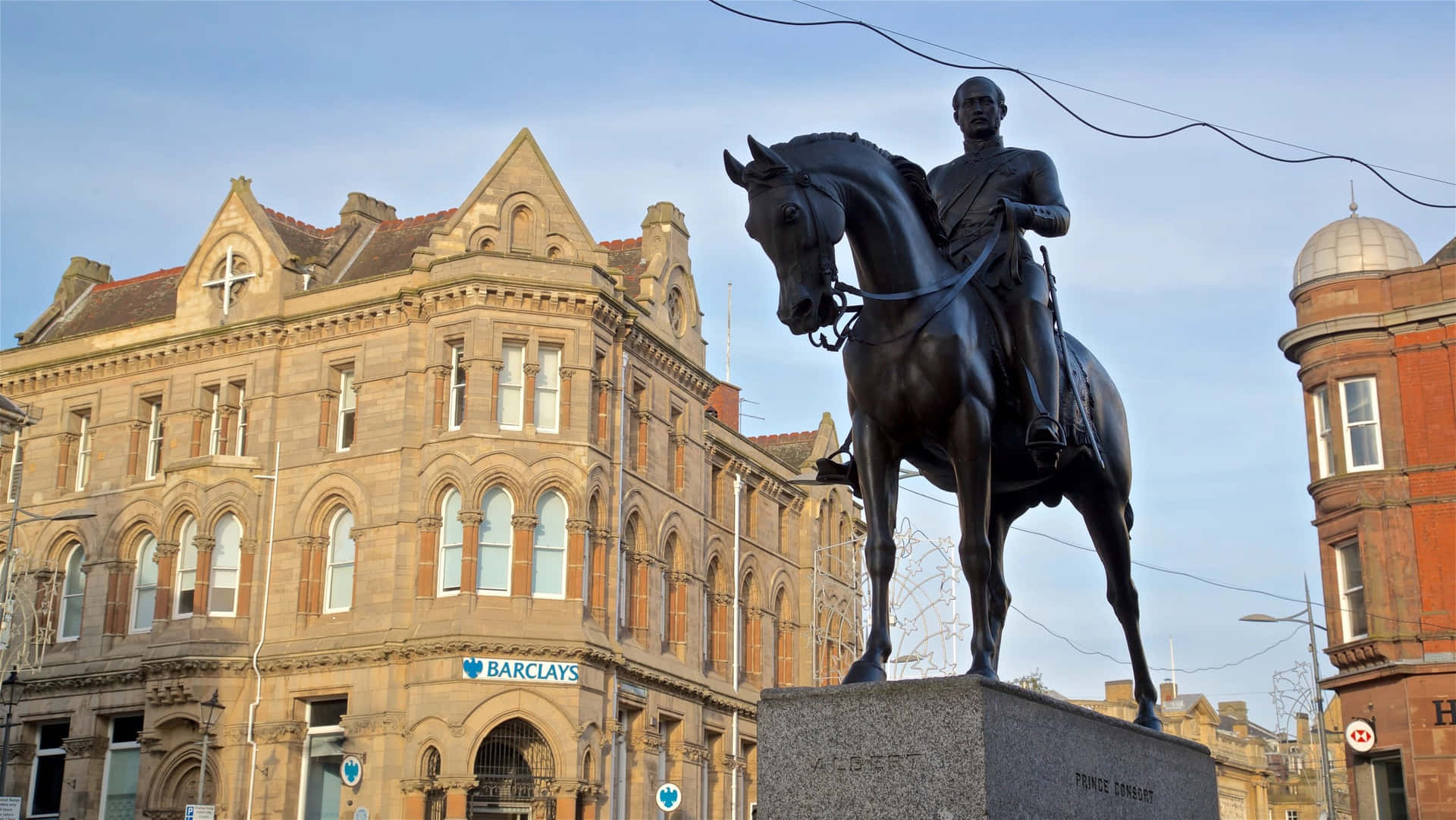 Statue De Cavalier Et Bâtiment Barclays À Wolverhampton Fond d'écran