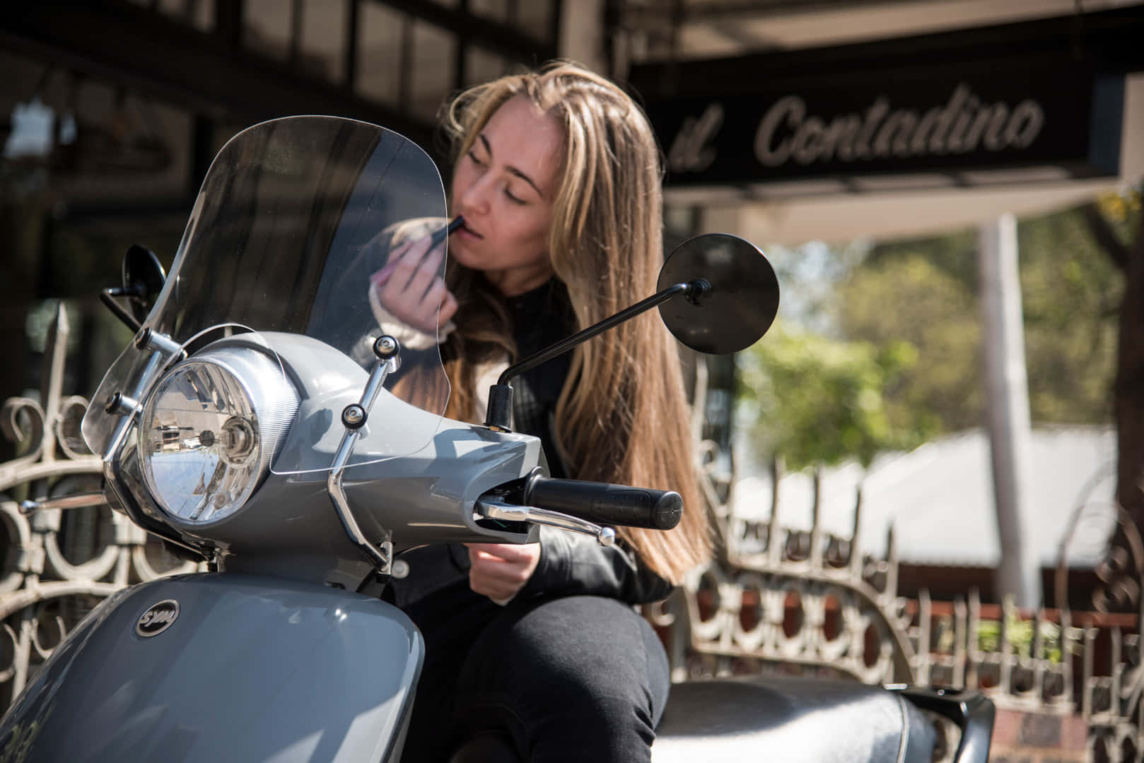 Femme Se Maquillant Sur Un Scooter Fond d'écran