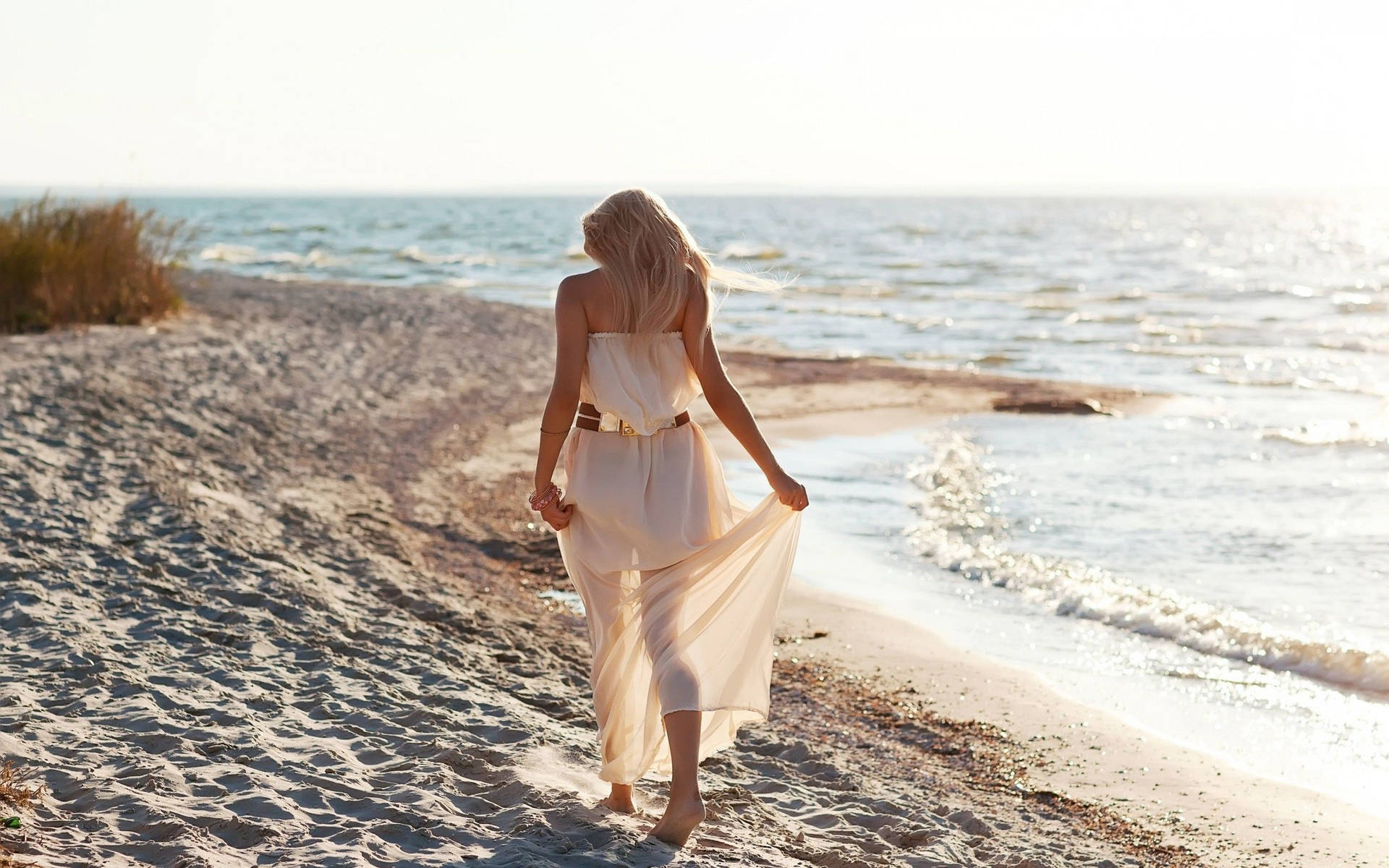 Mujeren Vestido Blanco En La Playa. Fondo de pantalla