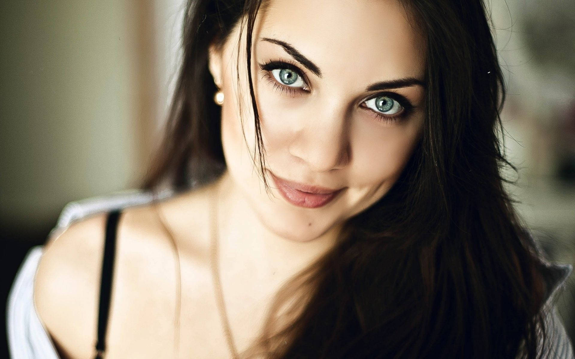 Woman Beautiful Periwinkle Eyes Wallpaper