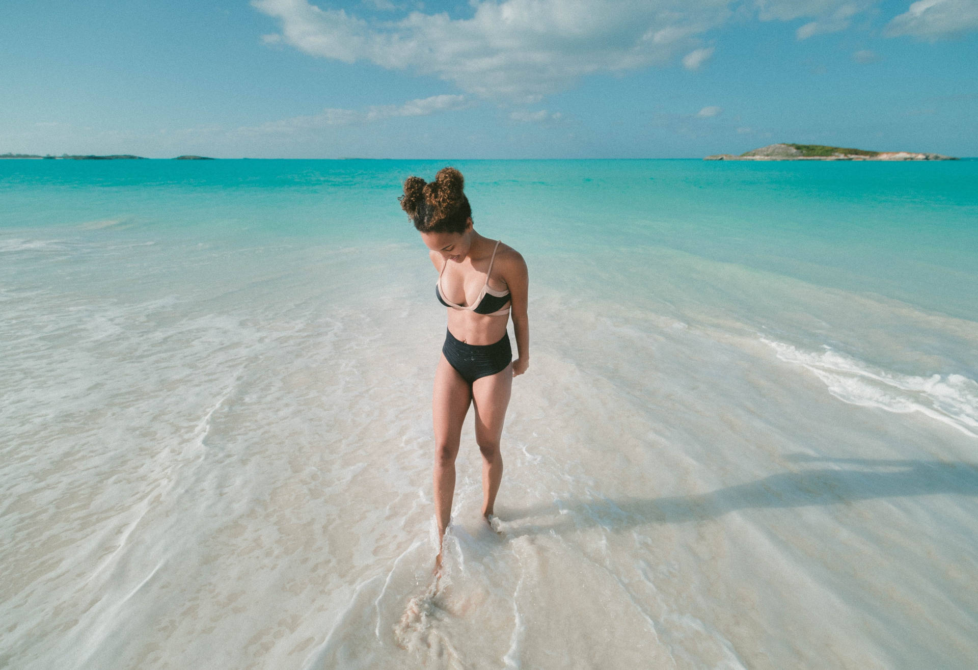 Mujeren Bikini Caminando En La Playa Fondo de pantalla