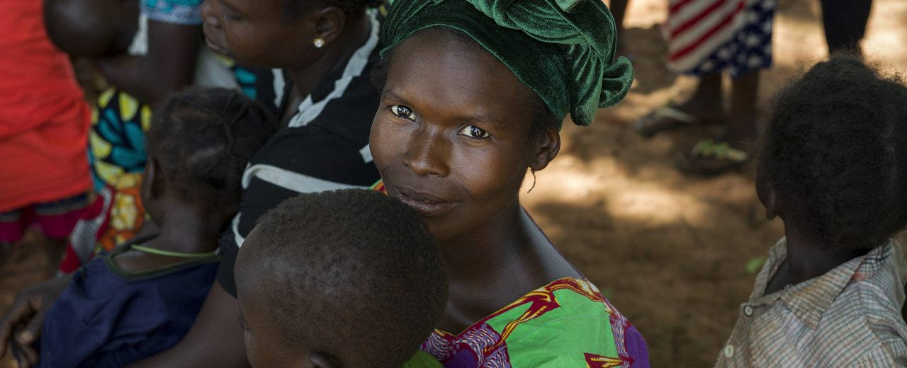 Mujerllevando A Un Niño República Centroafricana Fondo de pantalla