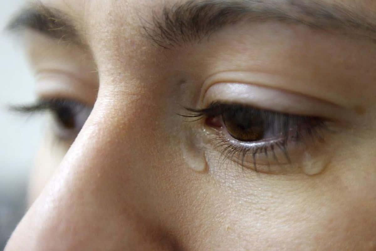 Kvinde græder med tåreøje skud Wallpaper