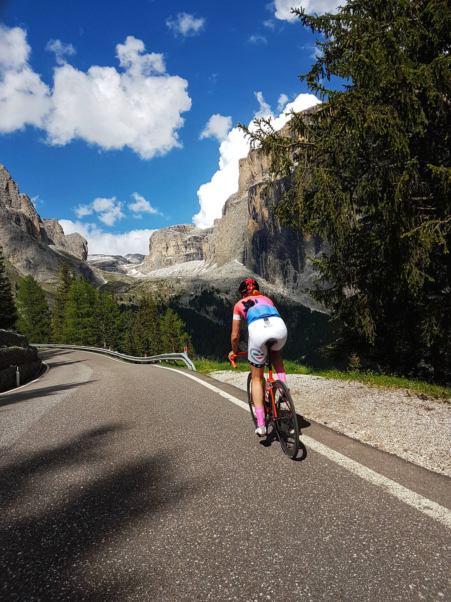 Mujeren Bicicleta Por Una Carretera De Los Alpes Fondo de pantalla