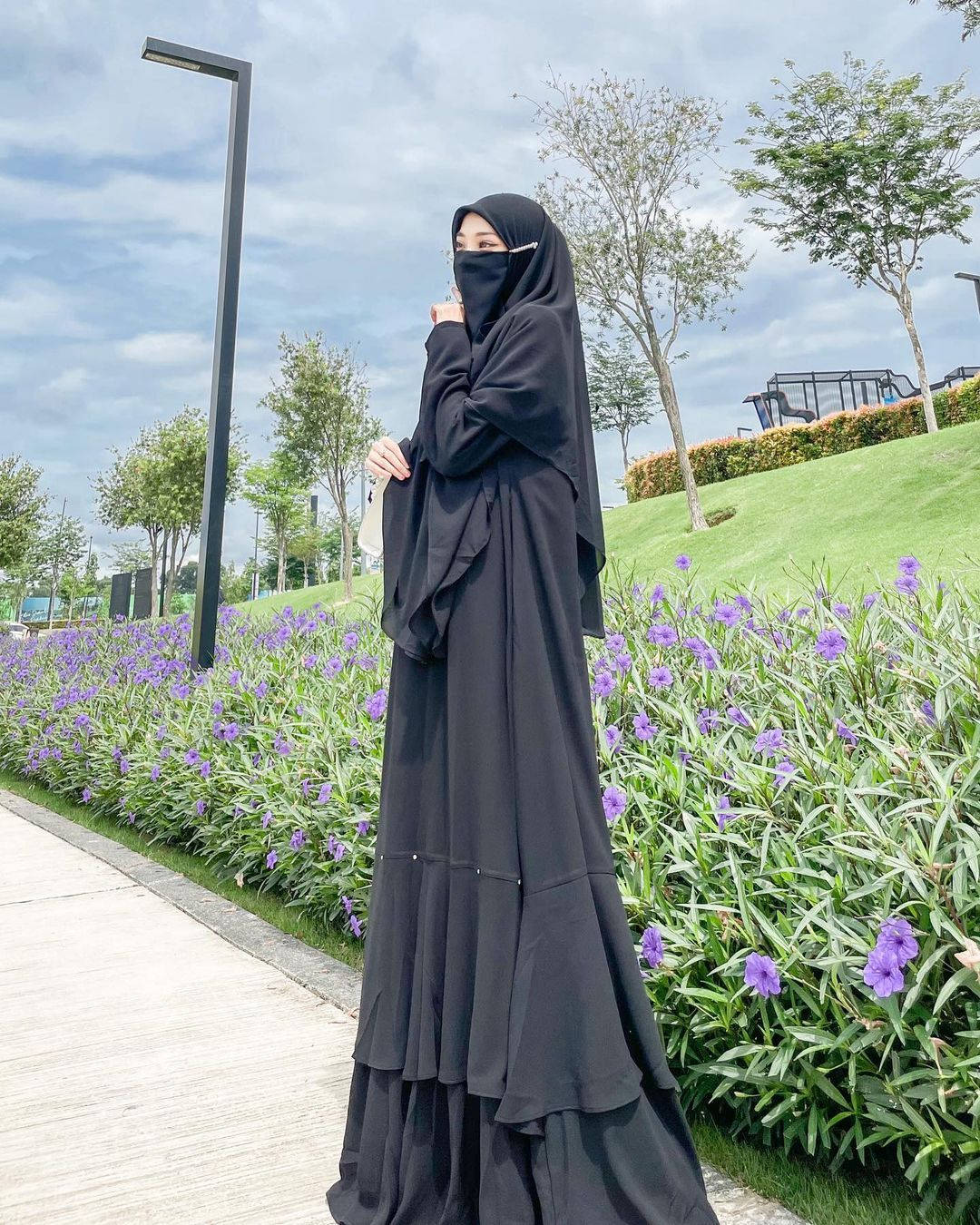 Kvinde klædt med Cadar og Hijab Wallpaper